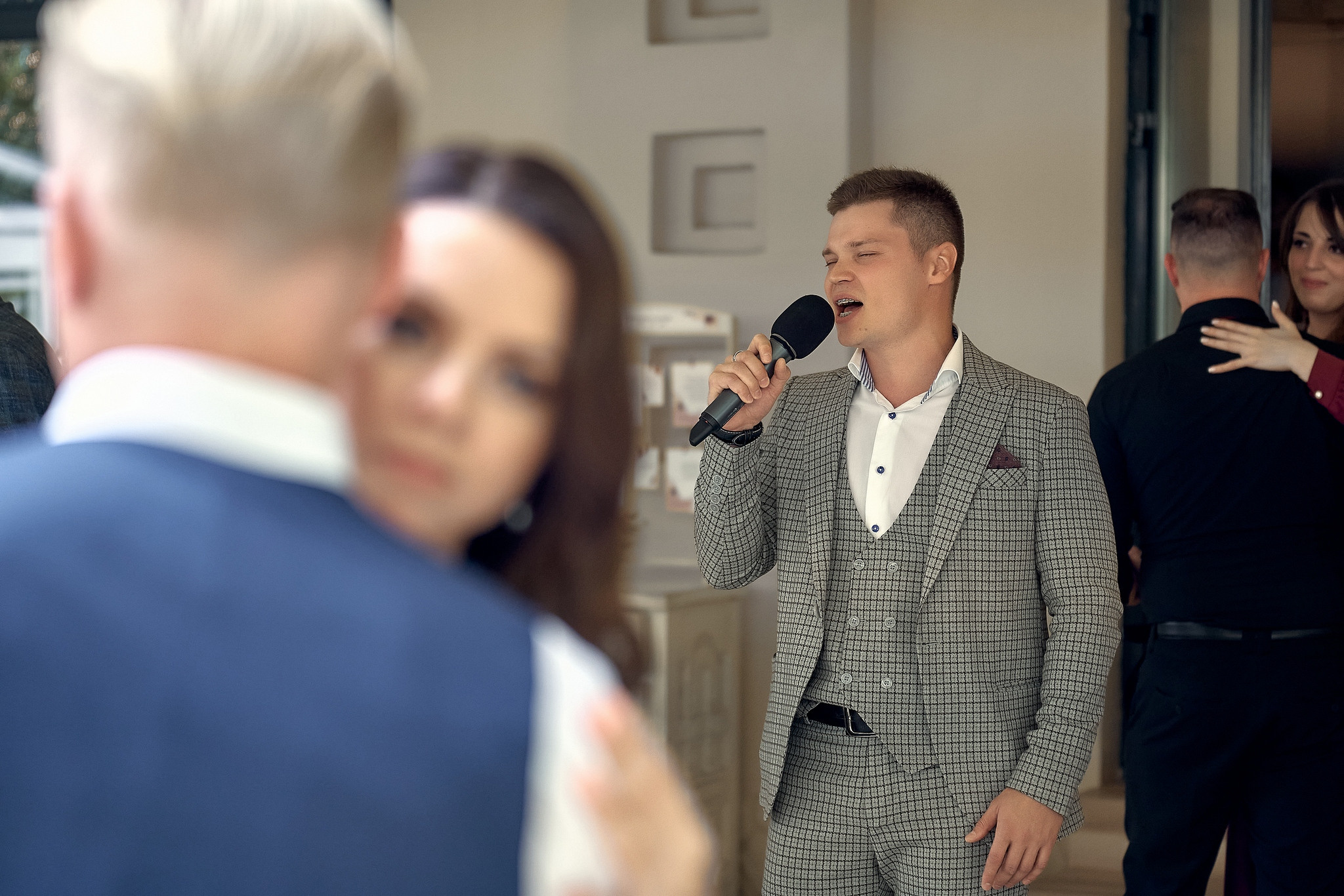 Друг жениха поет на свадебном банкете. ресторан Аркобалено.Свадебный фотограф на свадьбу в Москве Сергей Гаварос. gavaros.ru