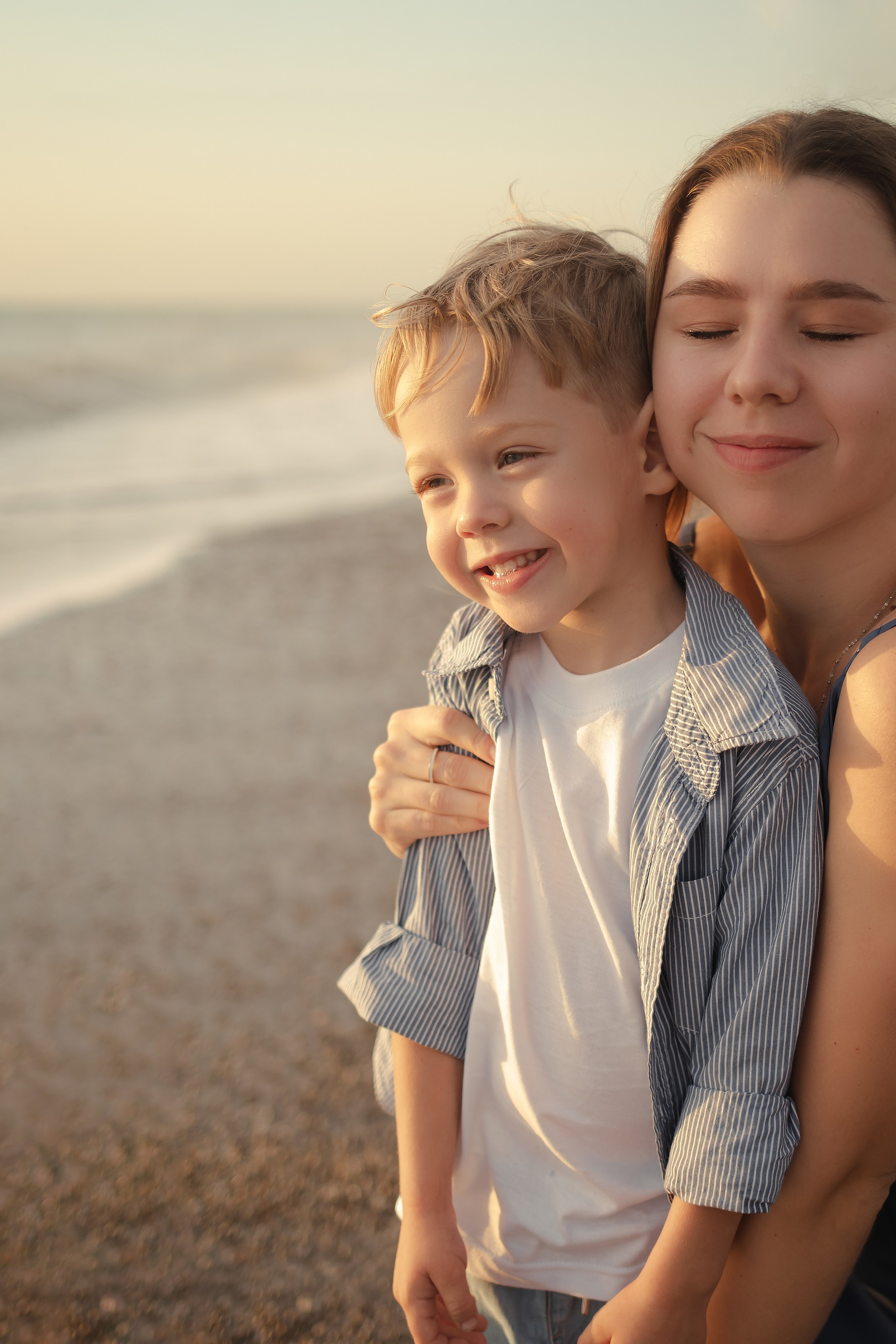 Катя и Илюша на пляже. Главная