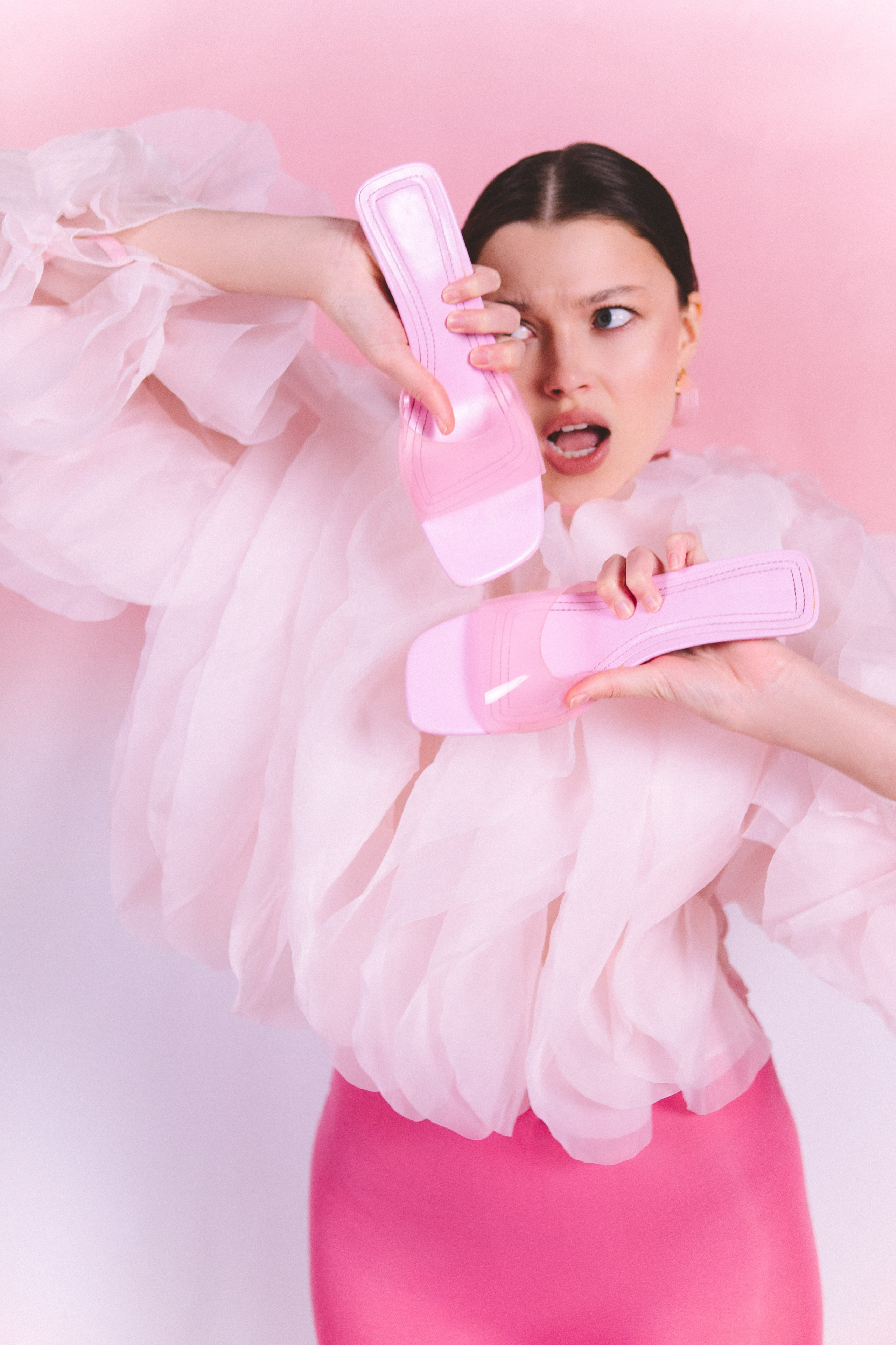 Регина. Фотосессия на розовом фоне. Фотограф в Москве Ольга Сатони