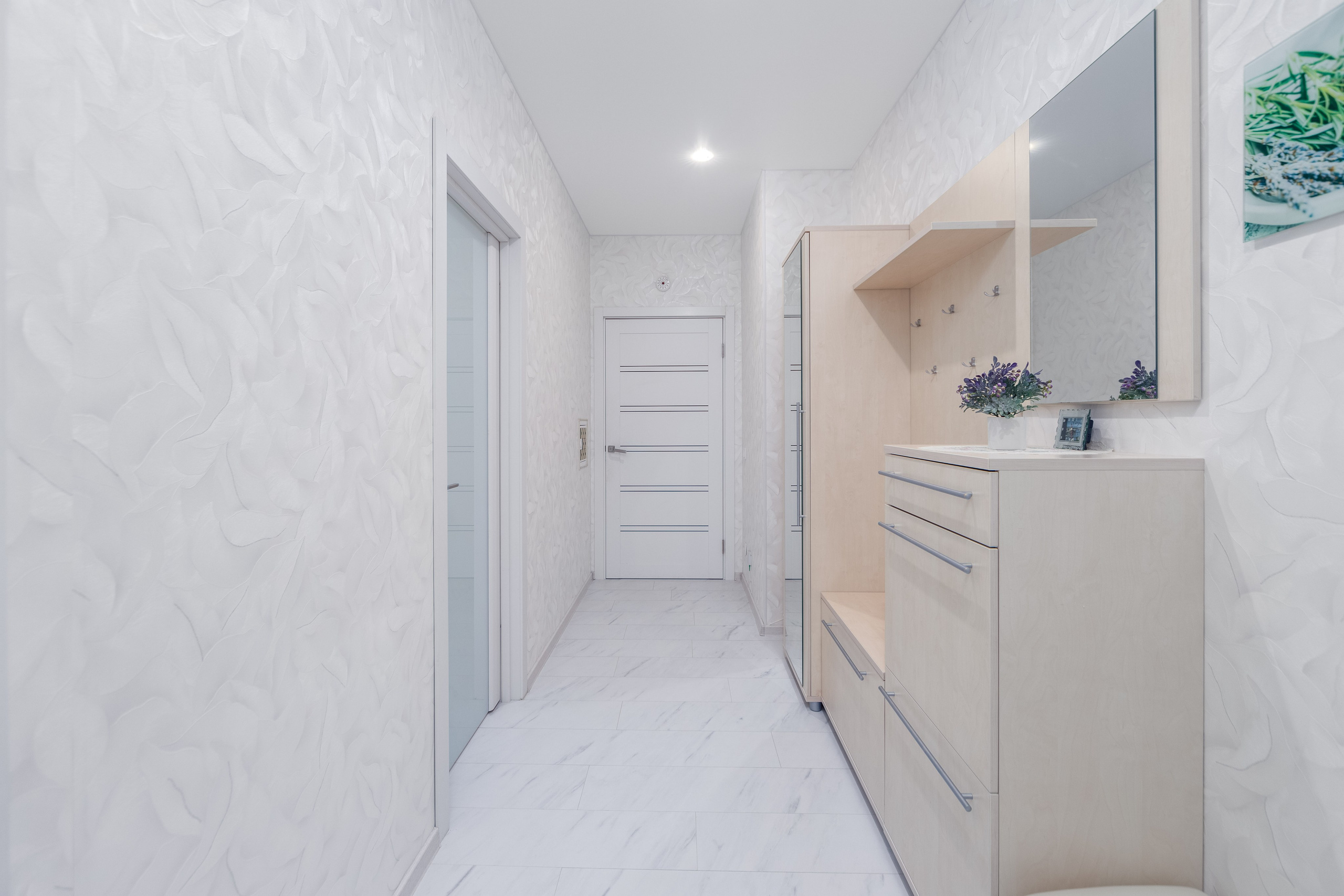 Интерьер прихожей в двухкомнатной квартире в микрорайоне Лебяжий