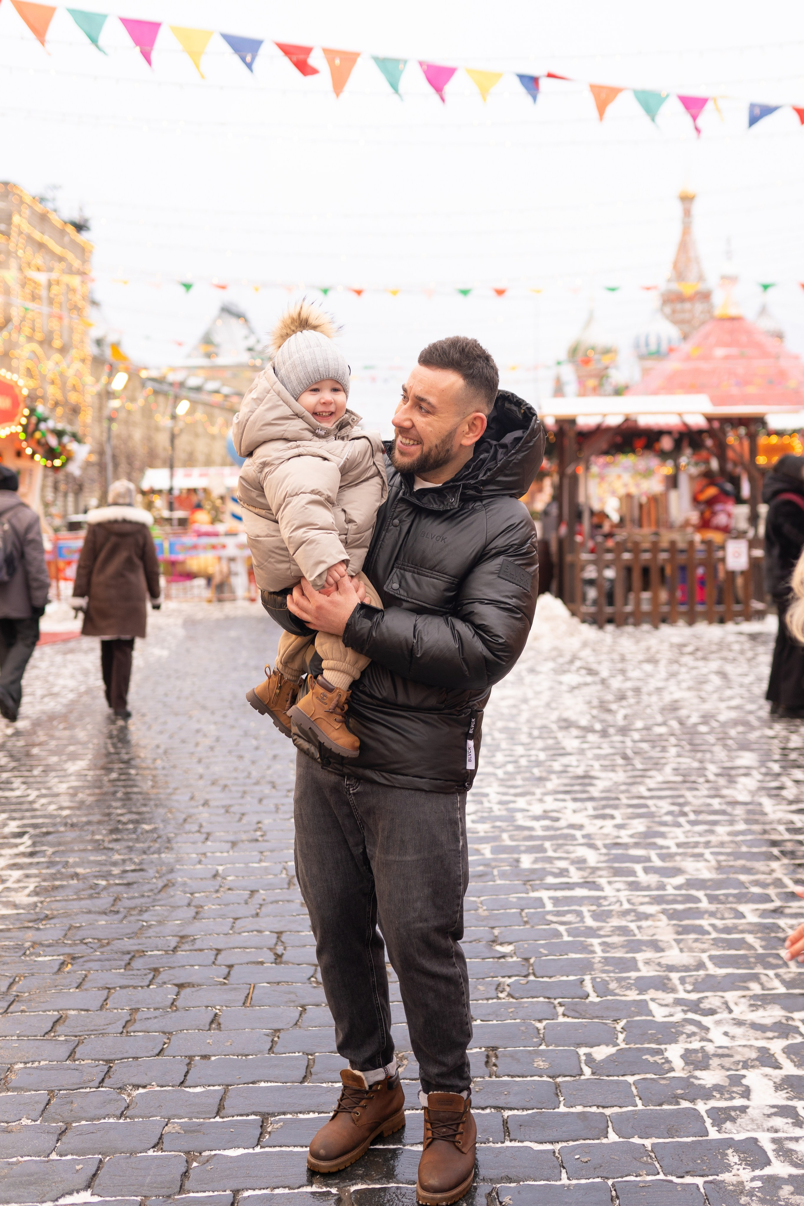 Павел, Егор и Наталия на ГУМ Ярмарке. Свадебный фотограф в Москве Анна Полушина