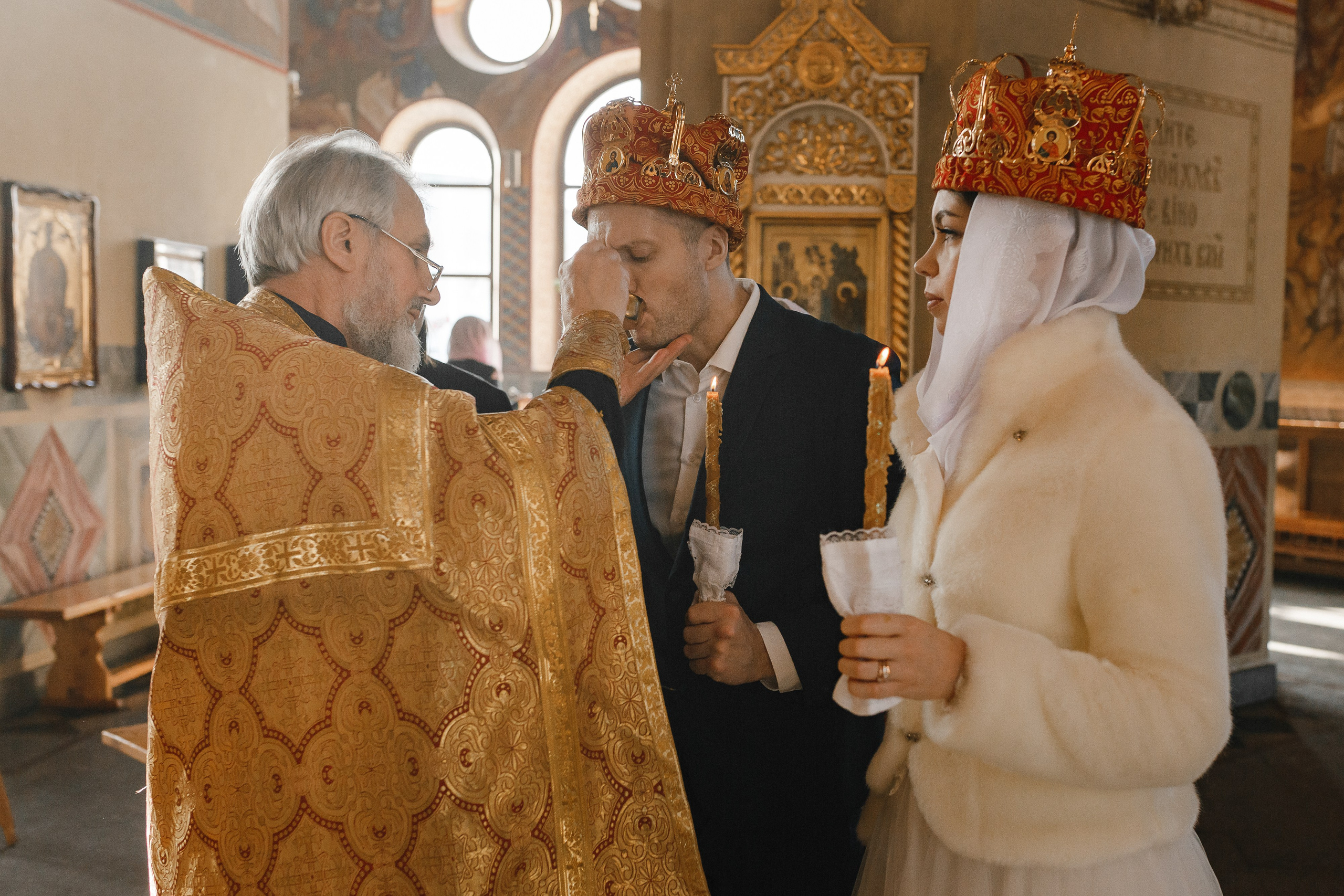 Профессиональный фотограф на таинство венчания в Москве и Московской области. Свадебный фотограф в Москве Мария Крош