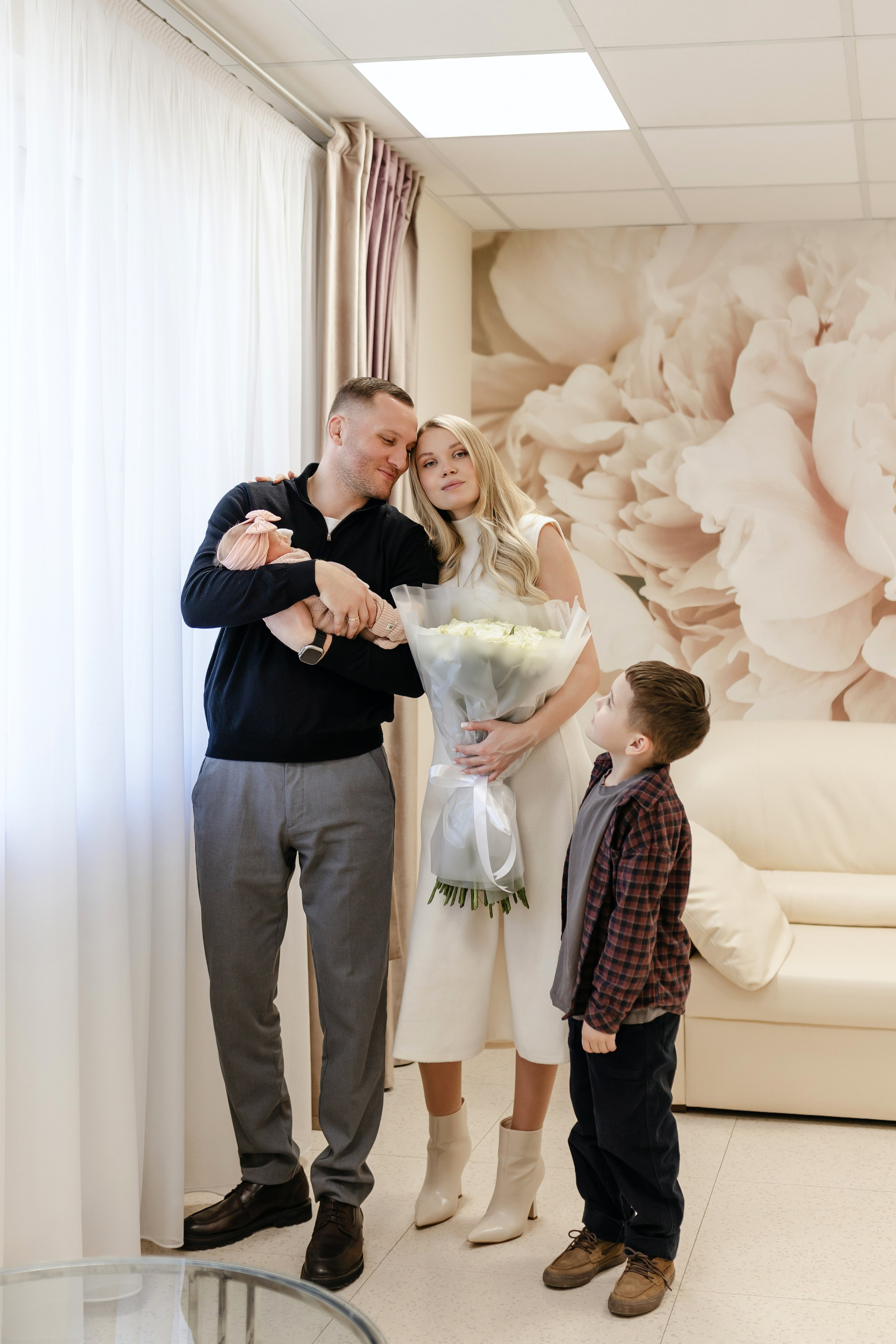 Фотограф на выписку из роддома в Краснодаре, выписка из Екатерининского роддома, фотограф Яна Морева. Семейный фотограф в Краснодаре Яна Морева