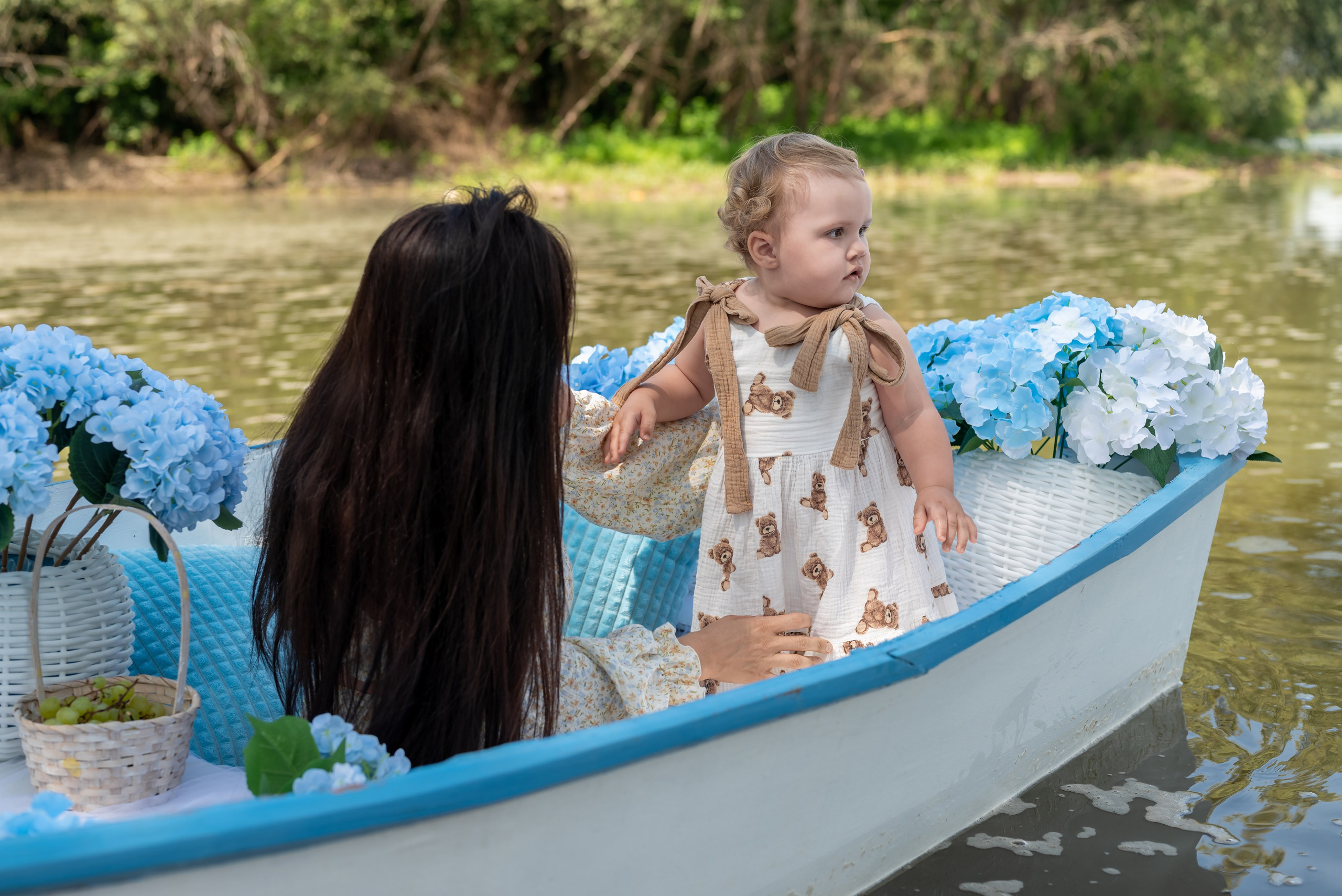 Фотопроект на лодке с голубыми гортензиями. Фотограф в городе Салават