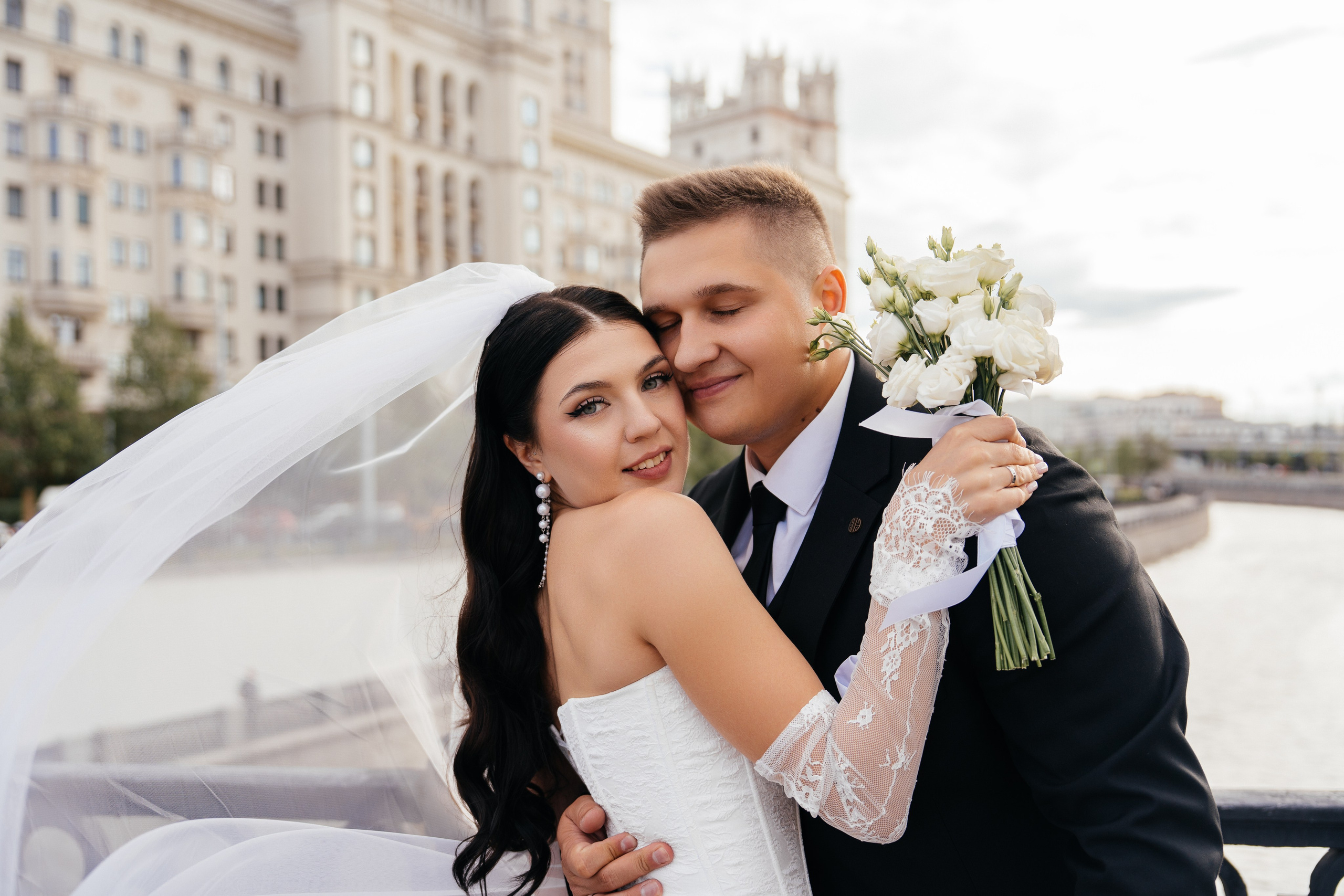 Свадебная фотосессия в Москве у высотки на Котельнической набережной. Свадебный фотограф в Москве Анна Полушина