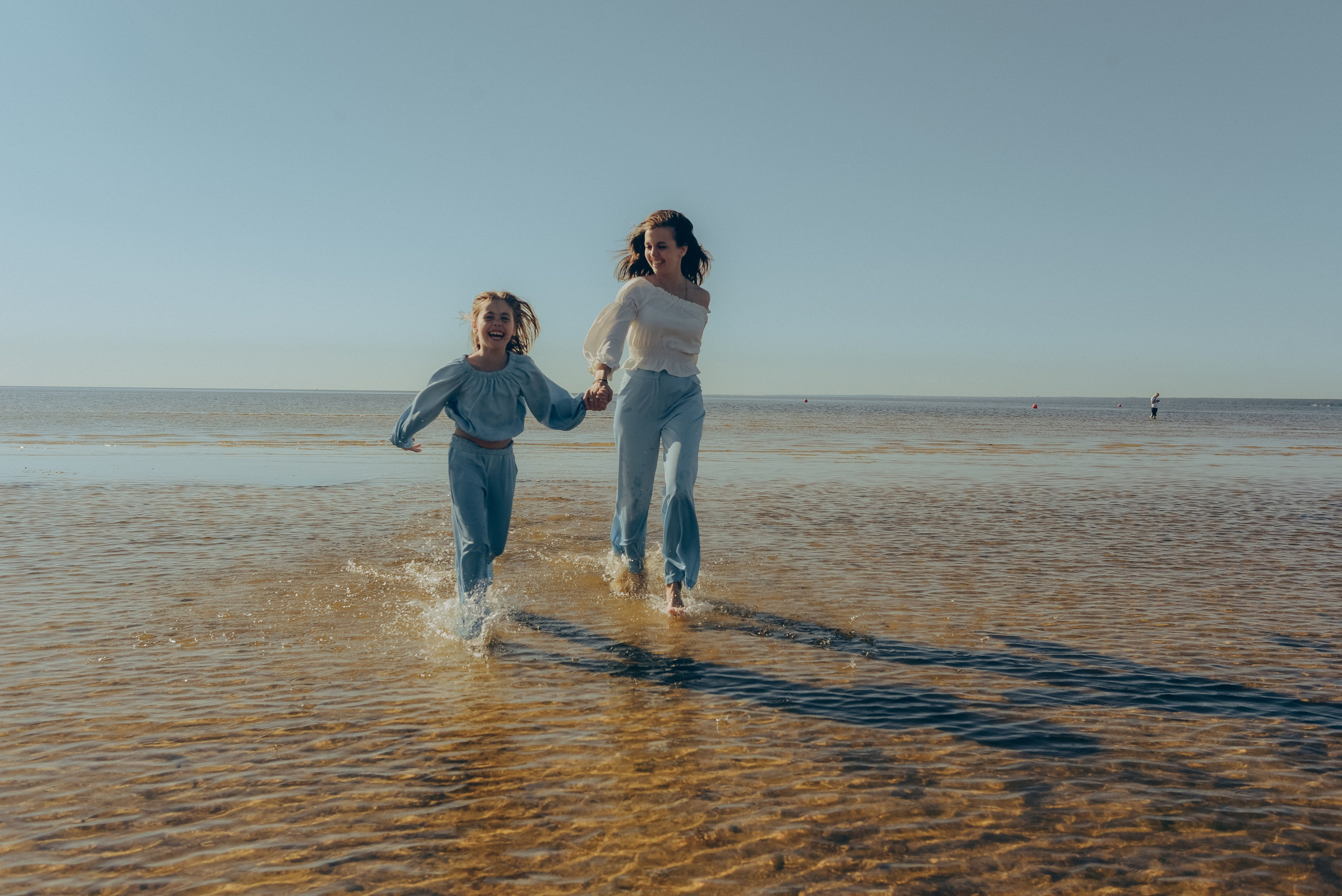 Семейная фотопрогулка на заливе. Алена Виталий Илона Ника. Семейный и свадебный фотограф в Санкт-Петербурге Яна