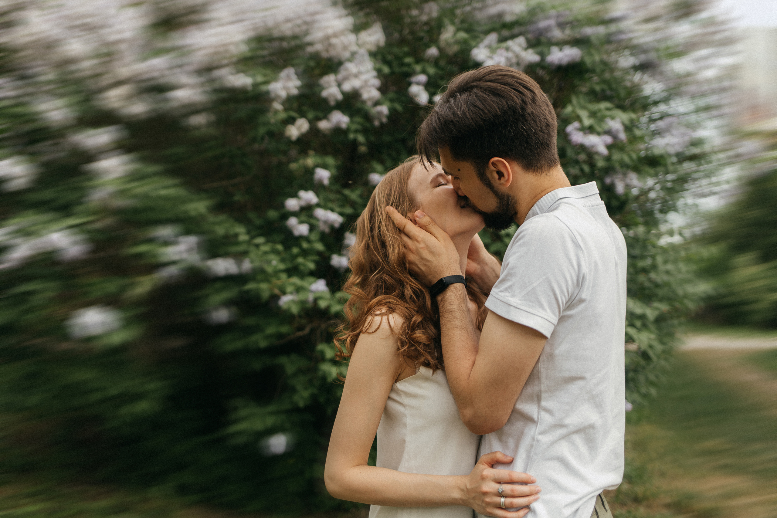 Лайфстайл лавстори в парке. Главная