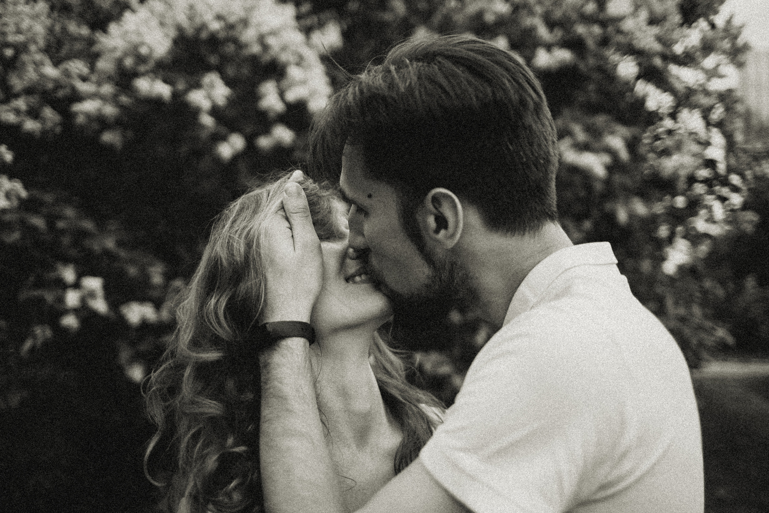 Лайфстайл лавстори в парке. Главная