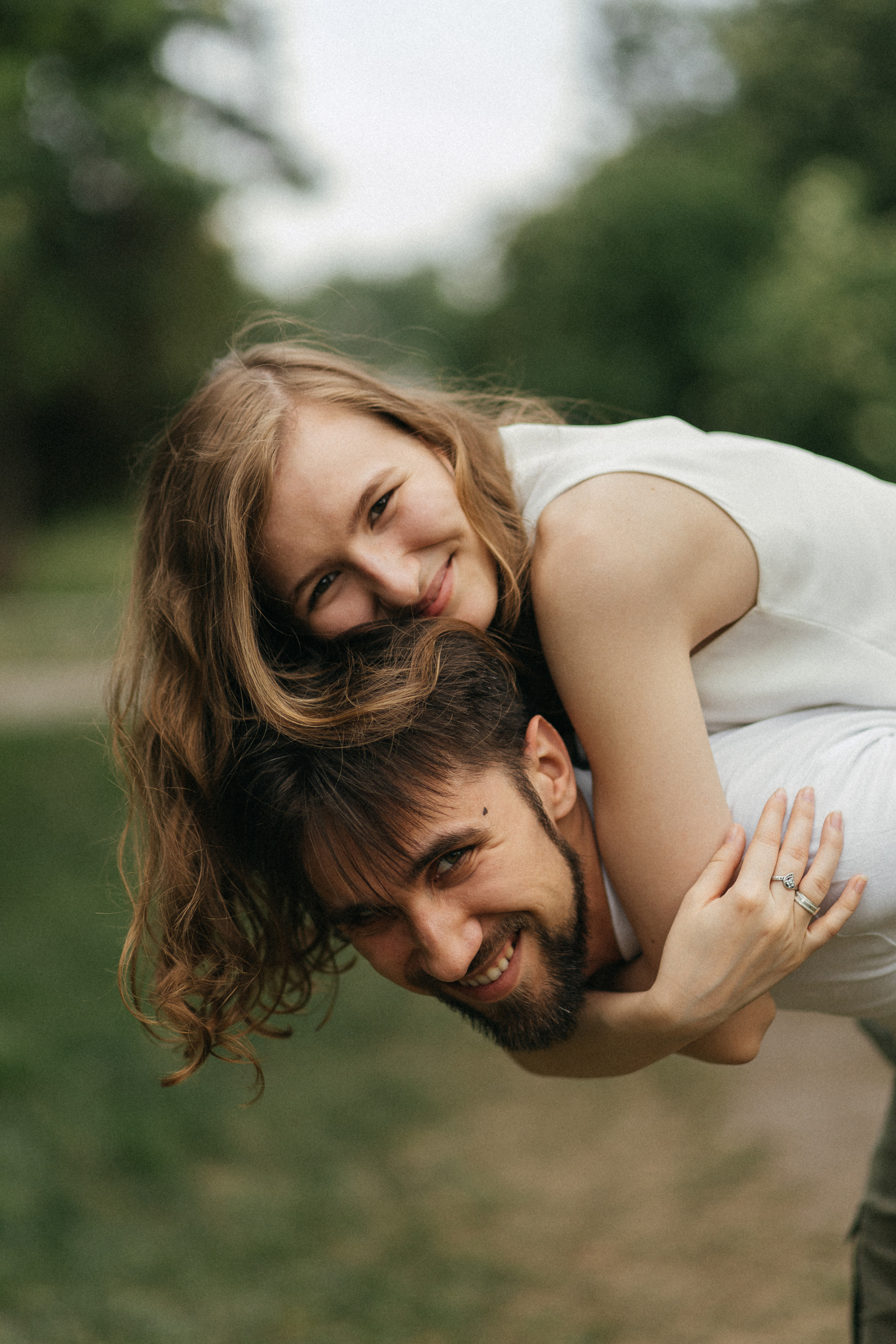 Лайфстайл лавстори в парке. Главная