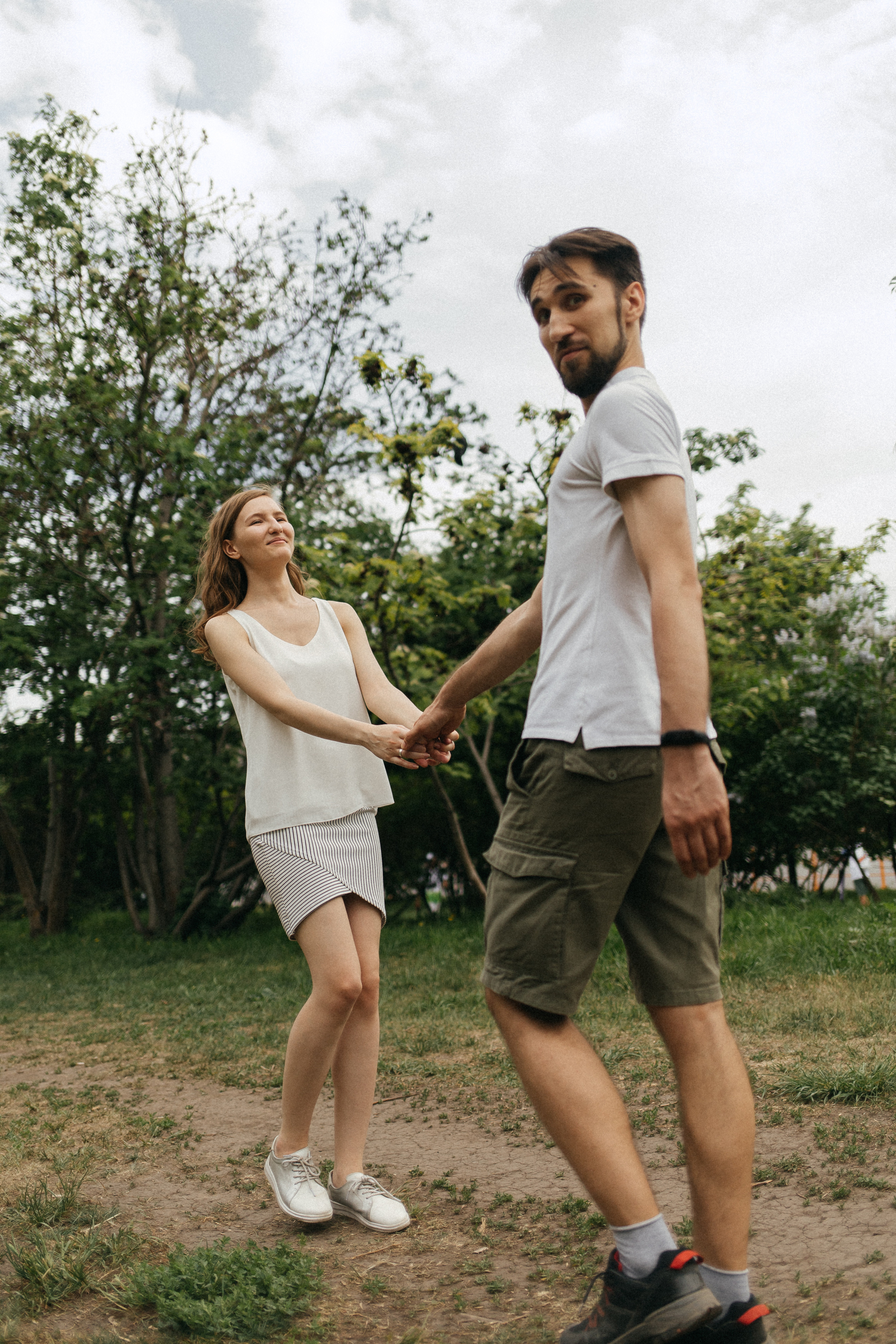 Лайфстайл лавстори в парке. Главная