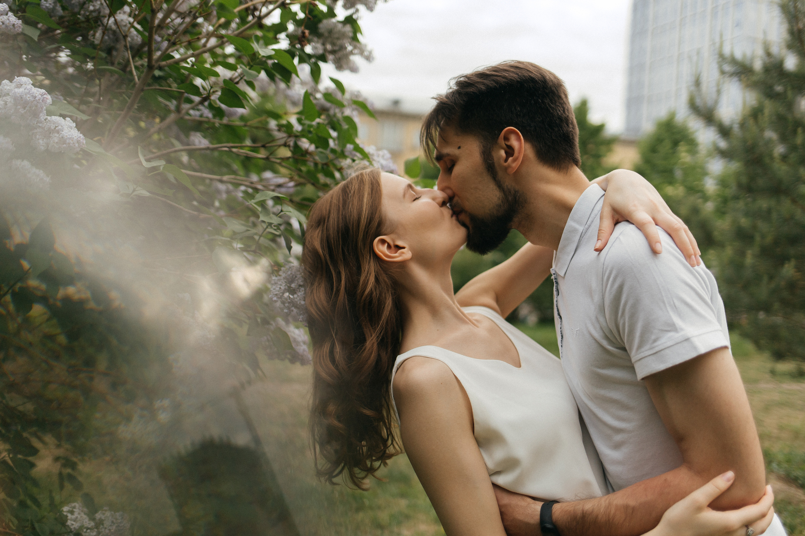 Лайфстайл лавстори в парке. Главная