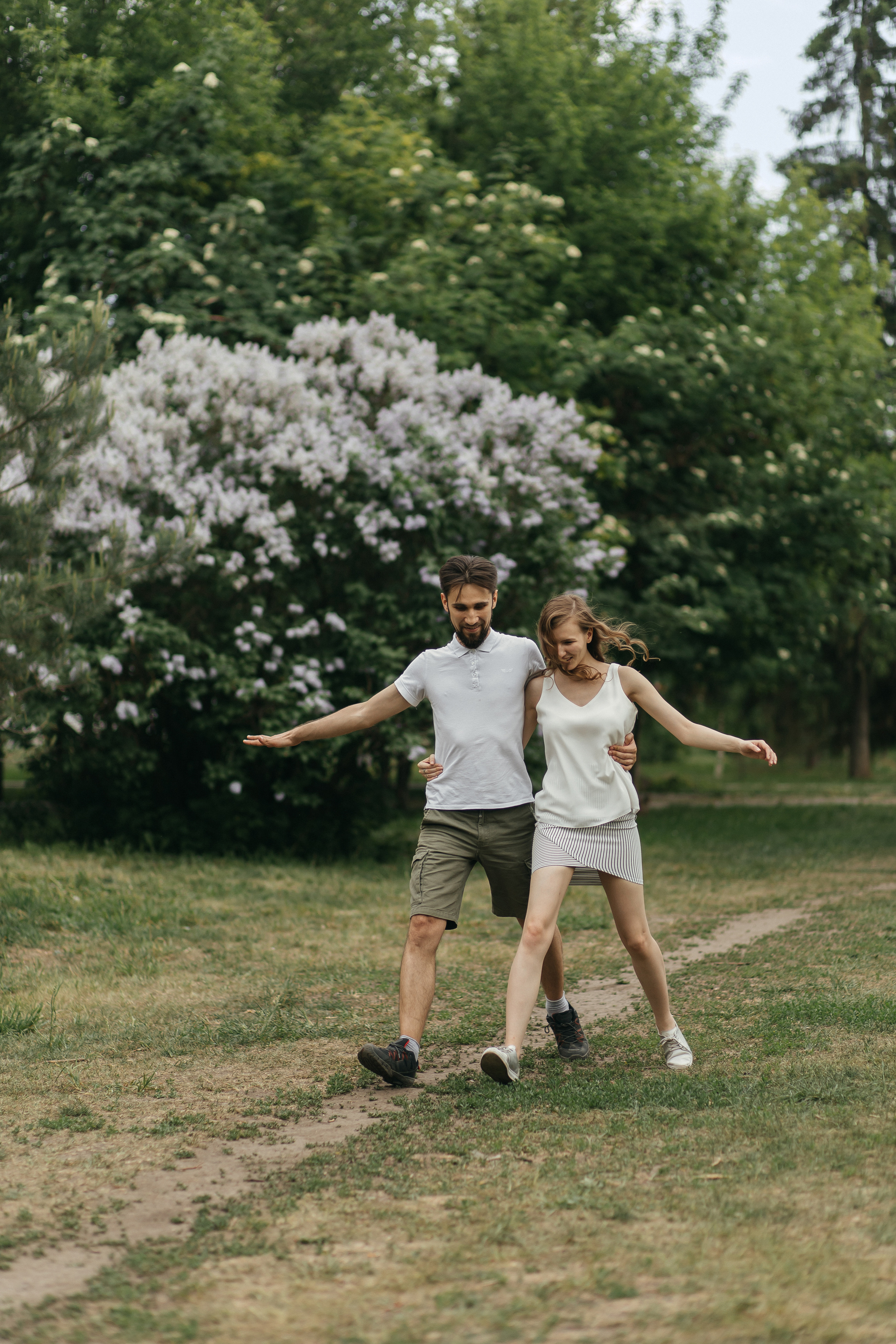 Лайфстайл лавстори в парке. Главная