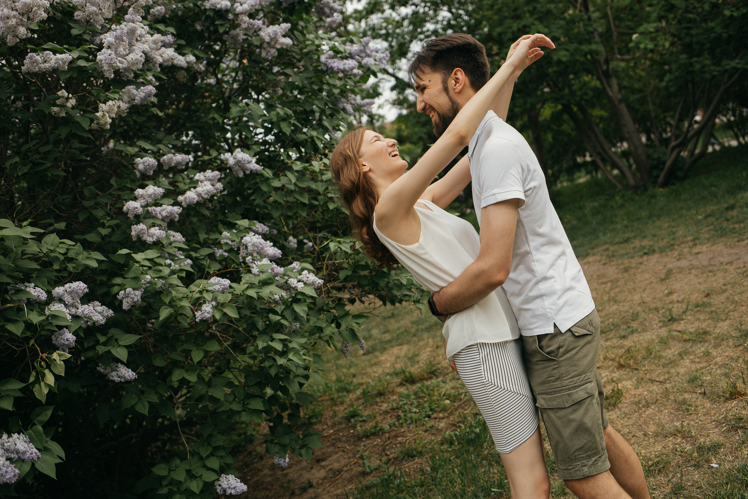 Лайфстайл лавстори в парке. Главная