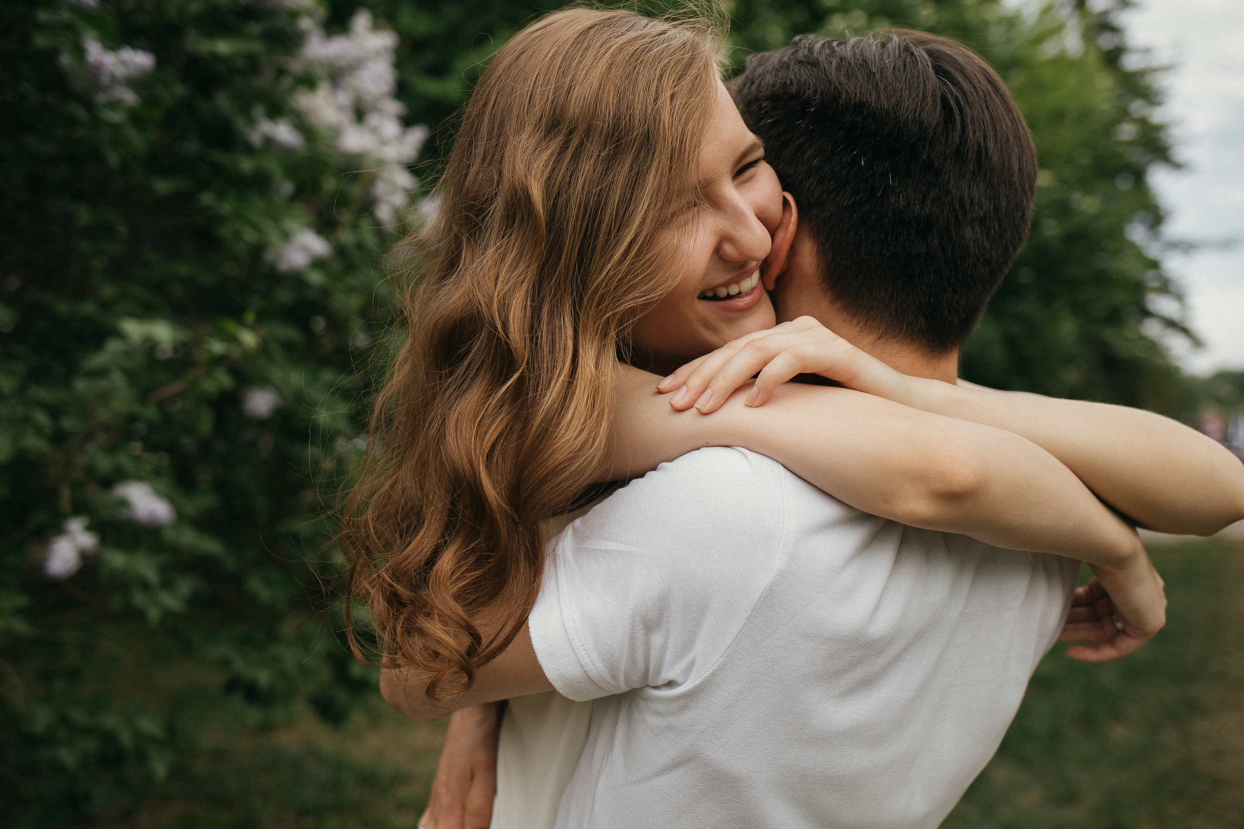Лайфстайл лавстори в парке. Главная