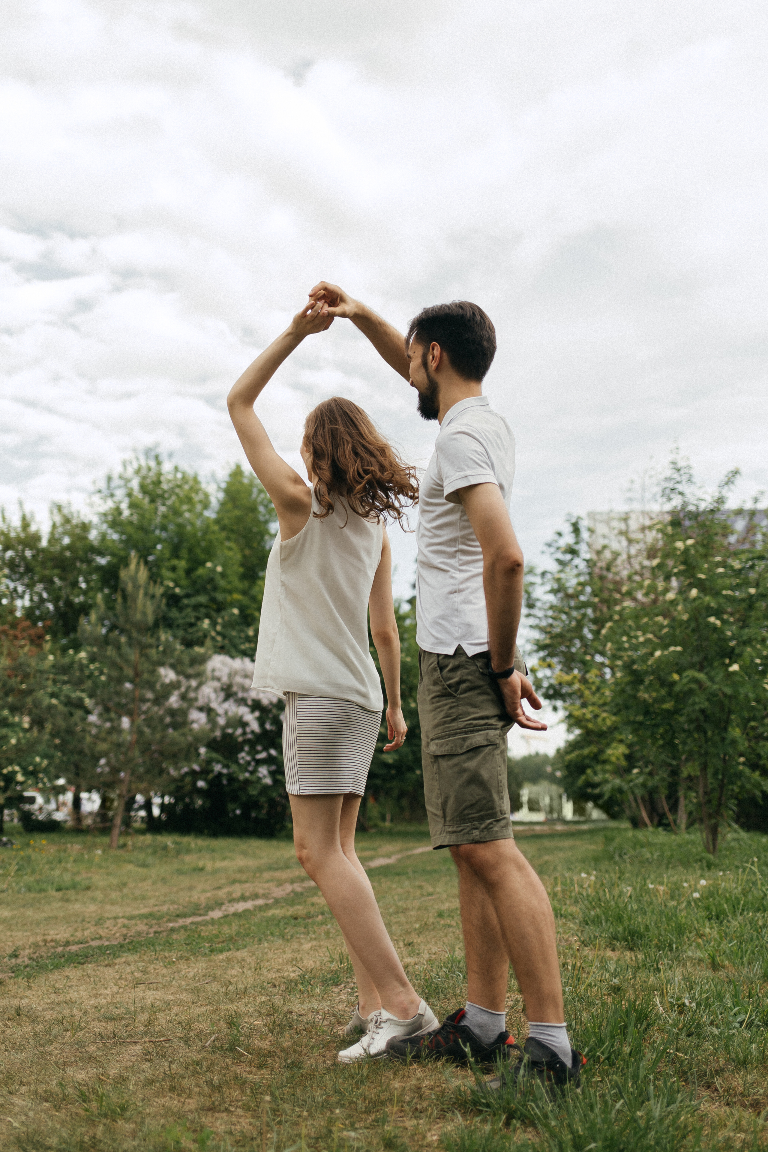 Лайфстайл лавстори в парке. Главная