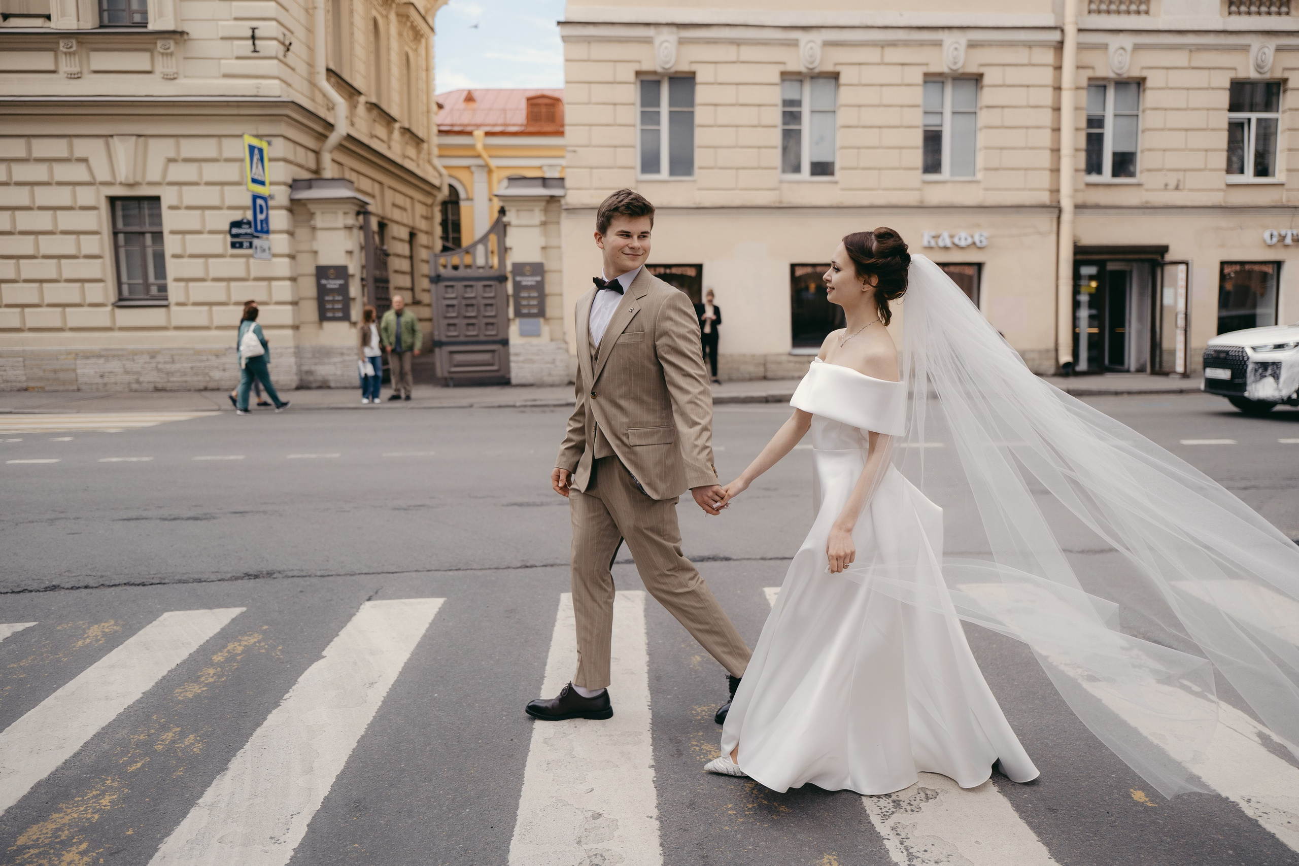 Красивые места для свадебной фотосессии летом в Санкт-Петербурге. Свадебный фотограф Александр Невский в Санкт-Петербурге