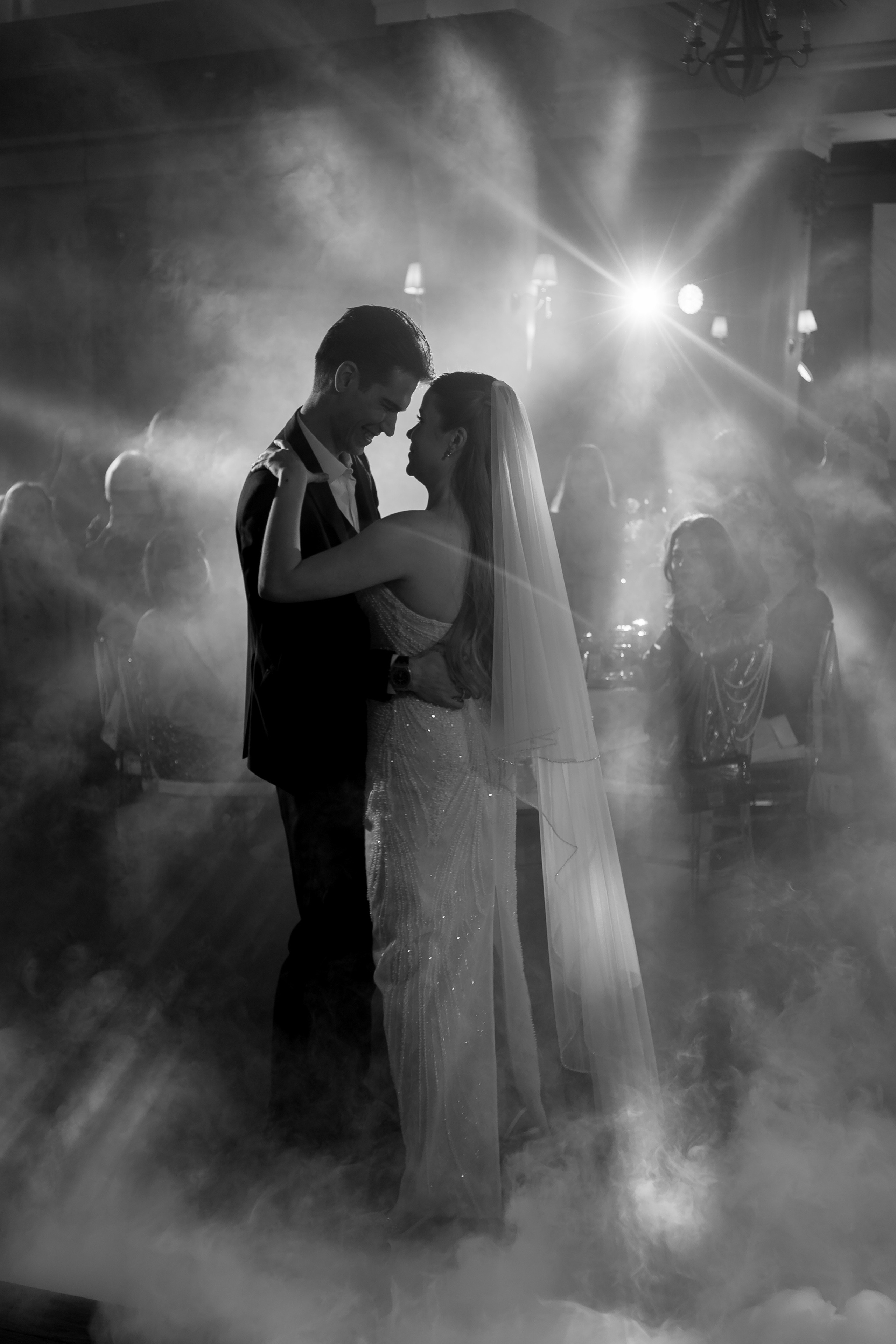 ПЕРВЫЙ ТАНЕЦ МОЛОДЫХ НА БАНКЕТЕ. ТРОГАТЕЛЬНЫЙ МОМЕНТ (СНЯТО В СИБИРЕ В НИЖНЕВАРТОВСКЕ). Профессиональный фотограф, Санкт-Петербург — Виктория Богомолова