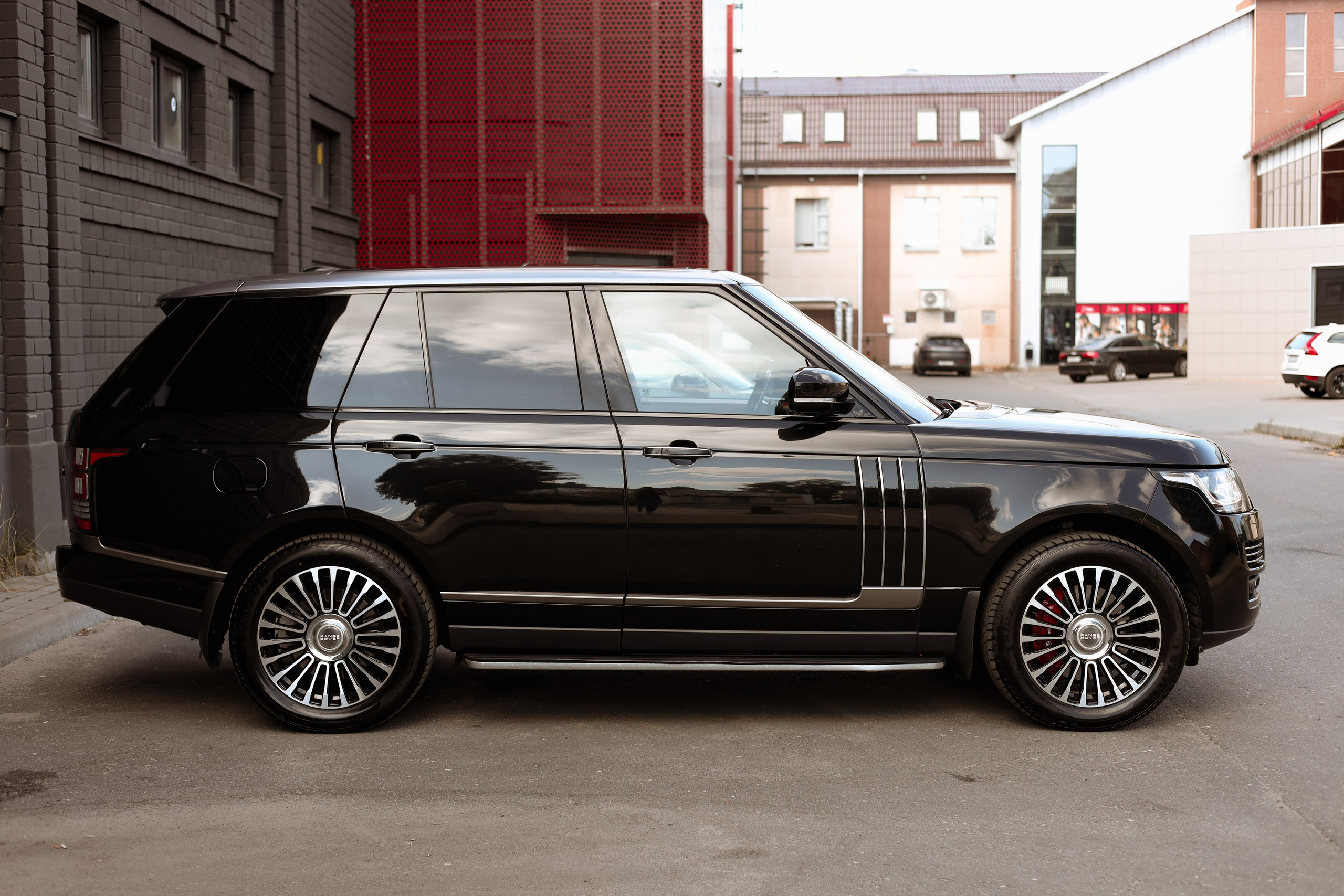 Range Rover. Photographer Tatiana Ivanova in Yaroslavl