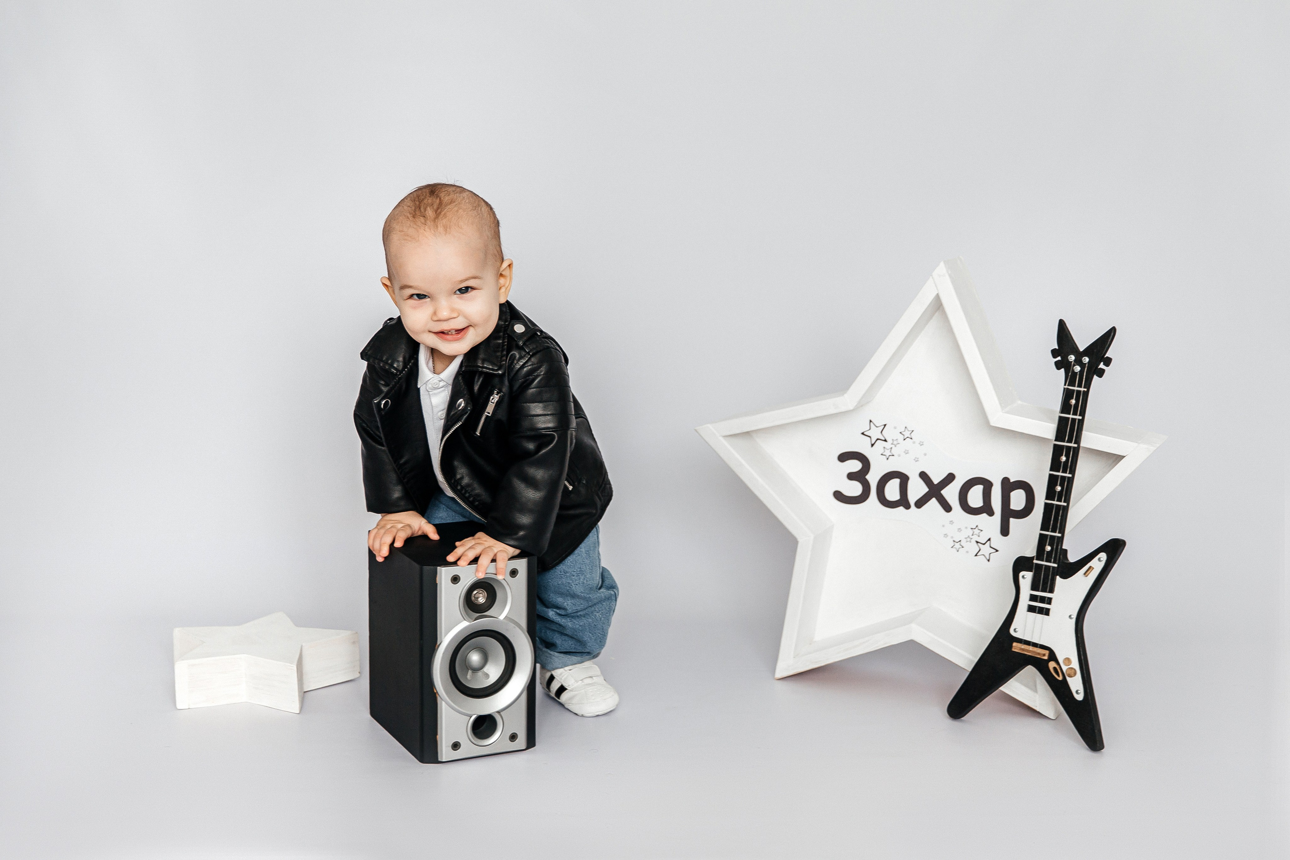 На белом фоне / минимализм. Детский фотограф, выпускные альбомы в Нижнем Новгороде Бодягина Мария