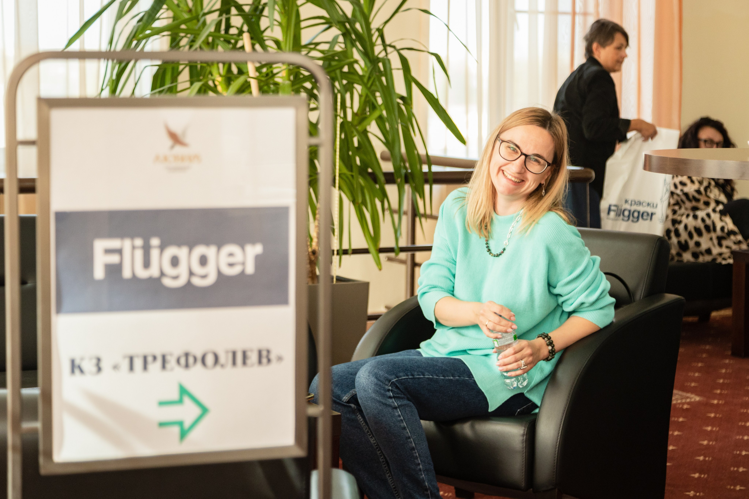 Репортажная съемка. На каждом снимке всегда два человека: фотограф и зритель