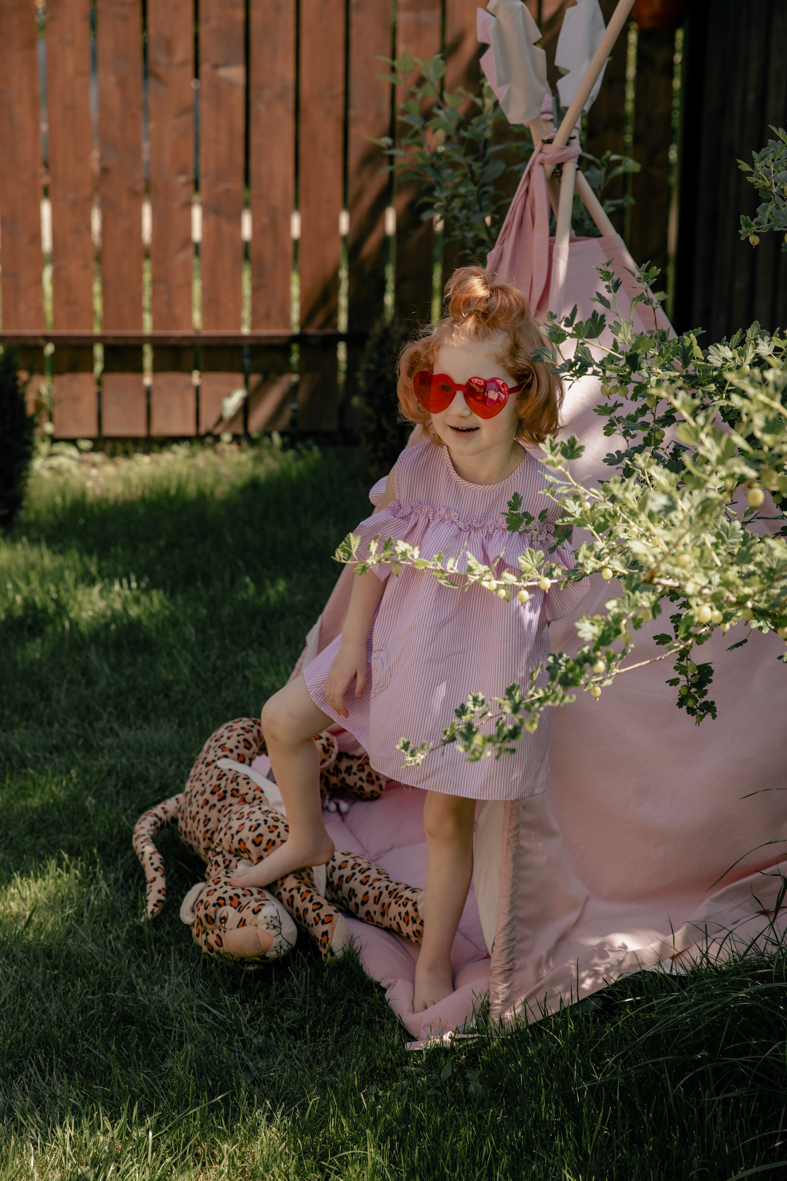 Летняя съемка девочки в саду, в бессейне, с шезлонгом, зонтиком и сахарной ватой. Фотограф новорожденных, детский фотограф  Москва.Семейная съемка Москва. Семенова Анна