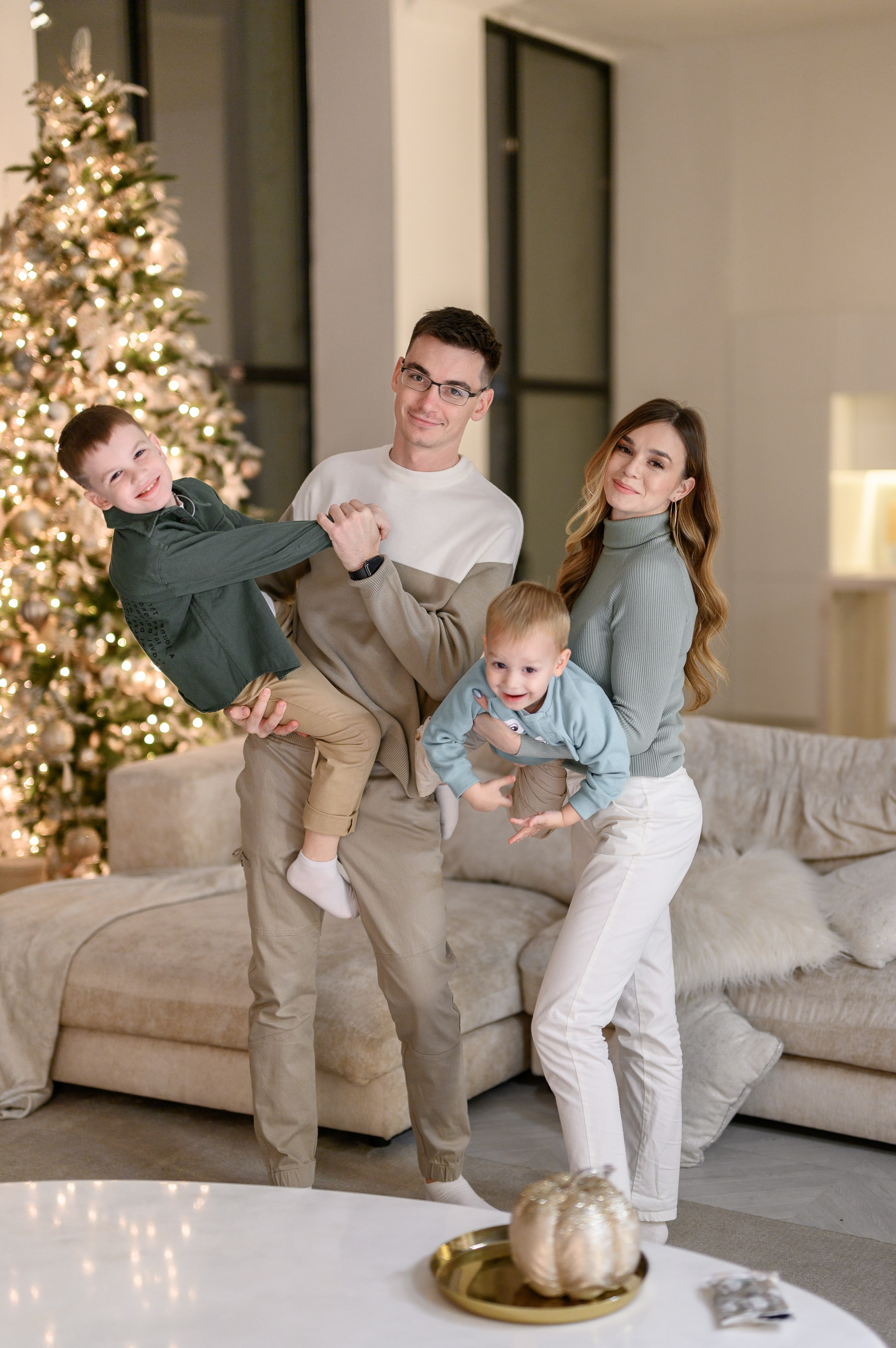 Семейная новогодняя фотосессия в фотостудии Мимика, зал Мия. Semerlina.ru