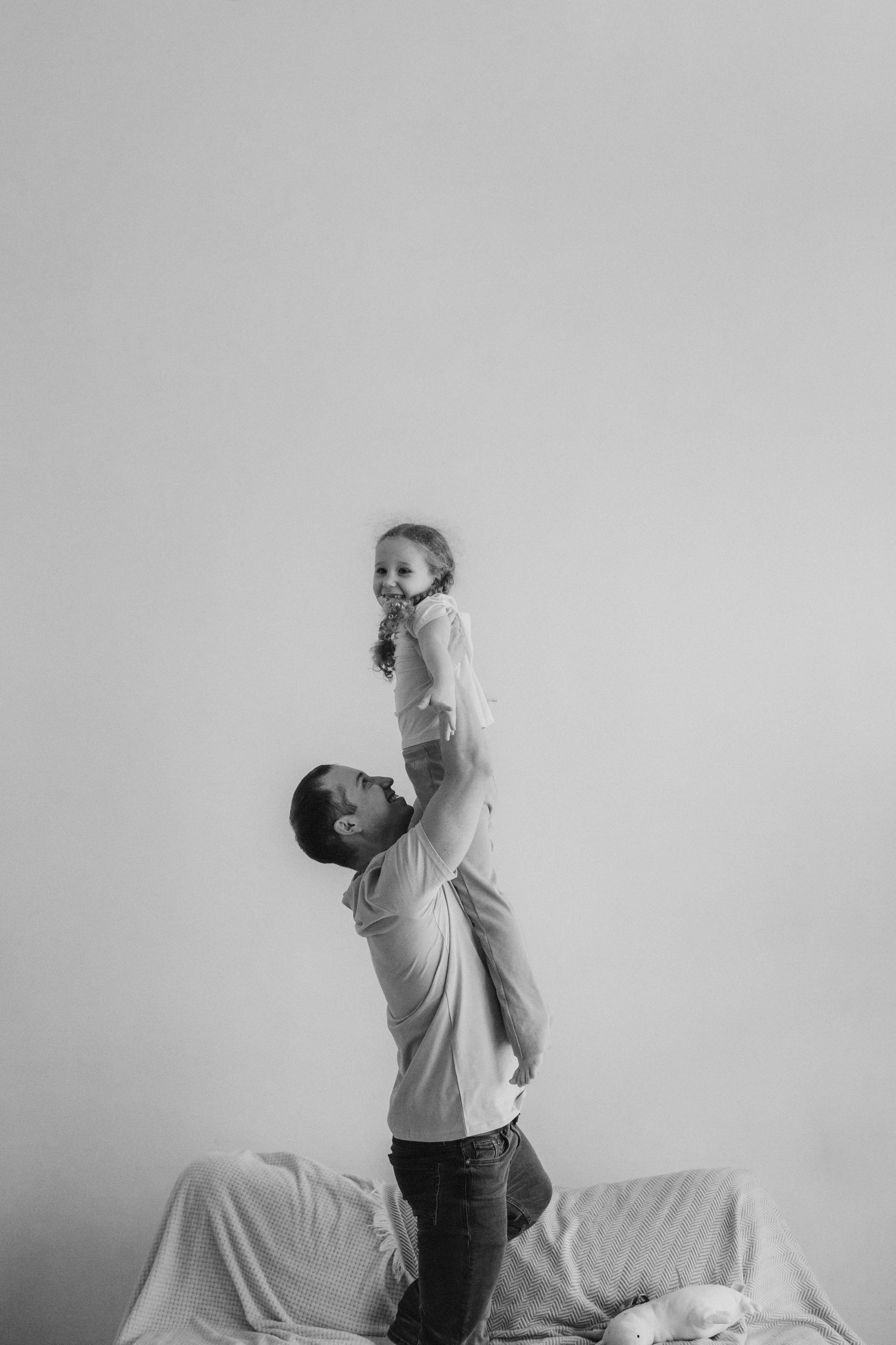 Озорные приключения кудряшки с родителями. Семейный фотограф в Москве, Щелково, Фрязино _ Виктория Степанова