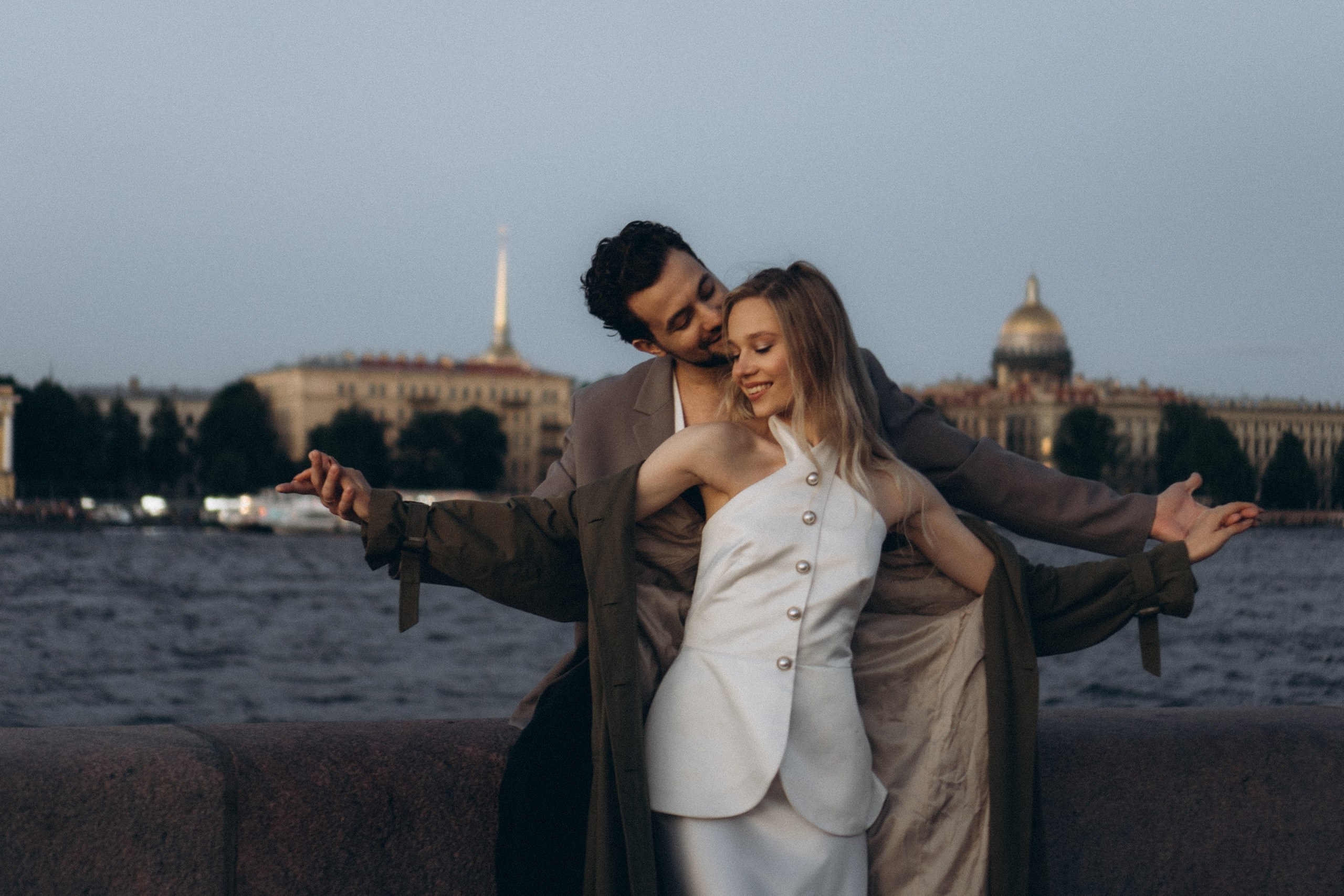 СВАДЕБНАЯ СЬЕМКА ПАРЫ НА РАССВЕТЕ В БЕЛЫЕ НОЧИ И ПРОГУЛКА С РАЗВОДНЫМИ МОСТАМИ И ПИКНИК ВОЗЛЕ ИСАКИЕВСКОГО СОБОРА. Профессиональный фотограф, Санкт-Петербург — Виктория Богомолова