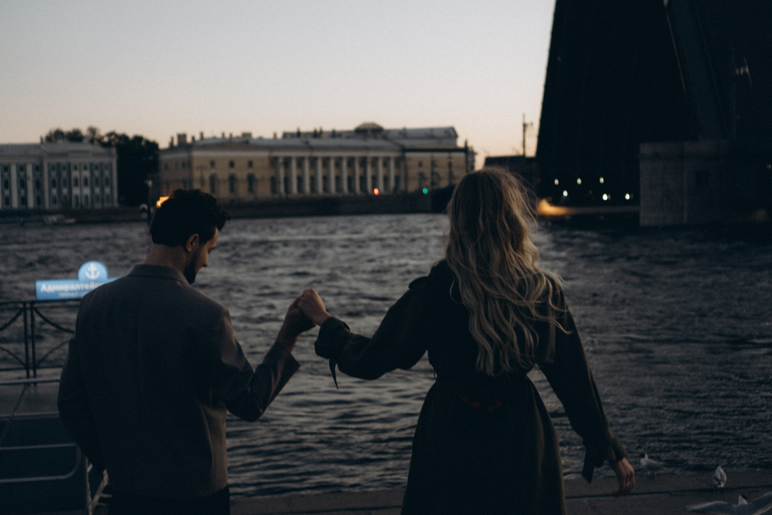 СВАДЕБНАЯ СЬЕМКА ПАРЫ НА РАССВЕТЕ В БЕЛЫЕ НОЧИ И ПРОГУЛКА С РАЗВОДНЫМИ МОСТАМИ И ПИКНИК ВОЗЛЕ ИСАКИЕВСКОГО СОБОРА. Профессиональный фотограф, Санкт-Петербург — Виктория Богомолова