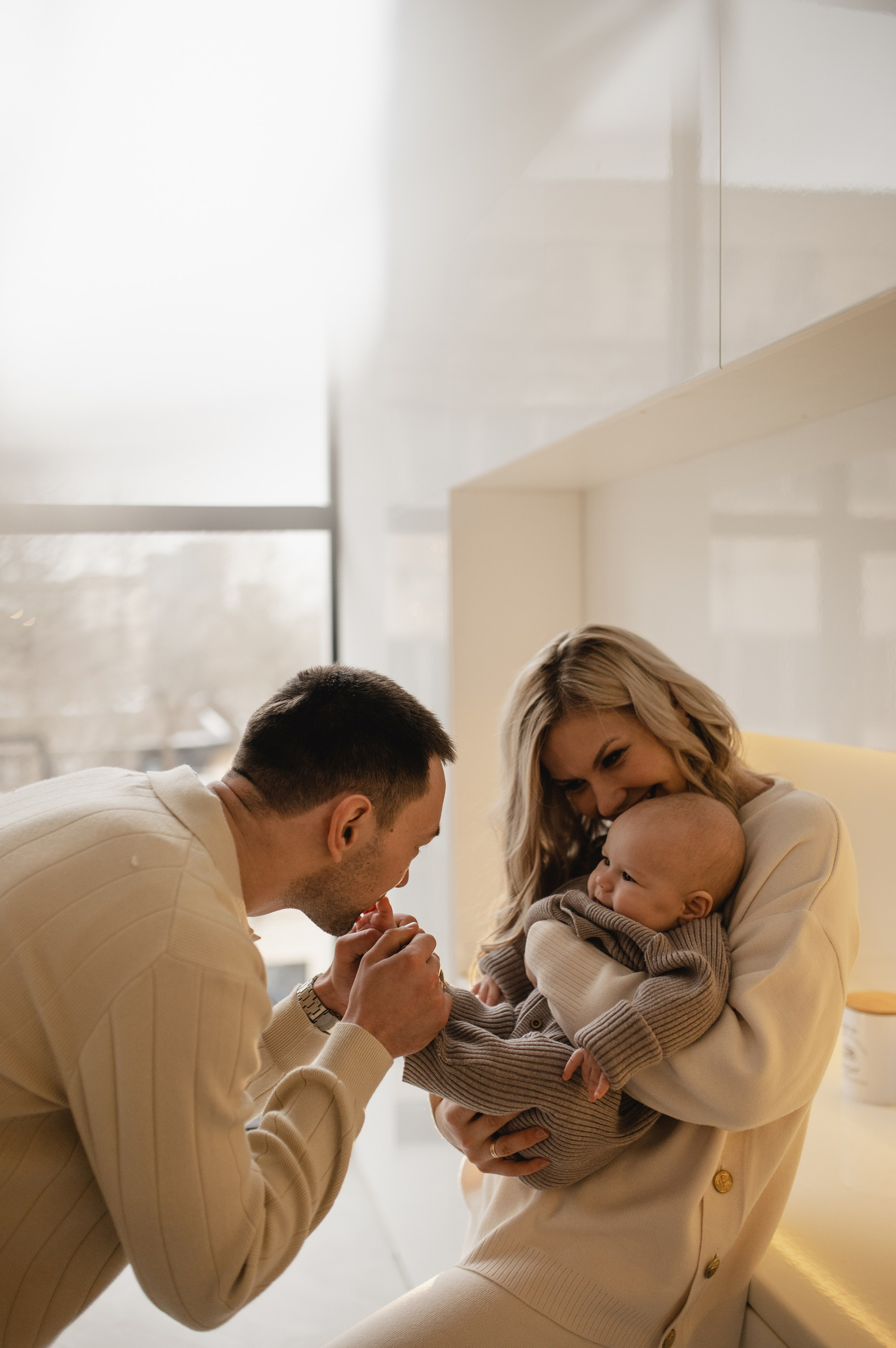 Новогодняя фотосессия в студии с малышом 6 месяцев в Бутово. Семейная фотосессия Бутово Москва фотограф Алина Морщагина