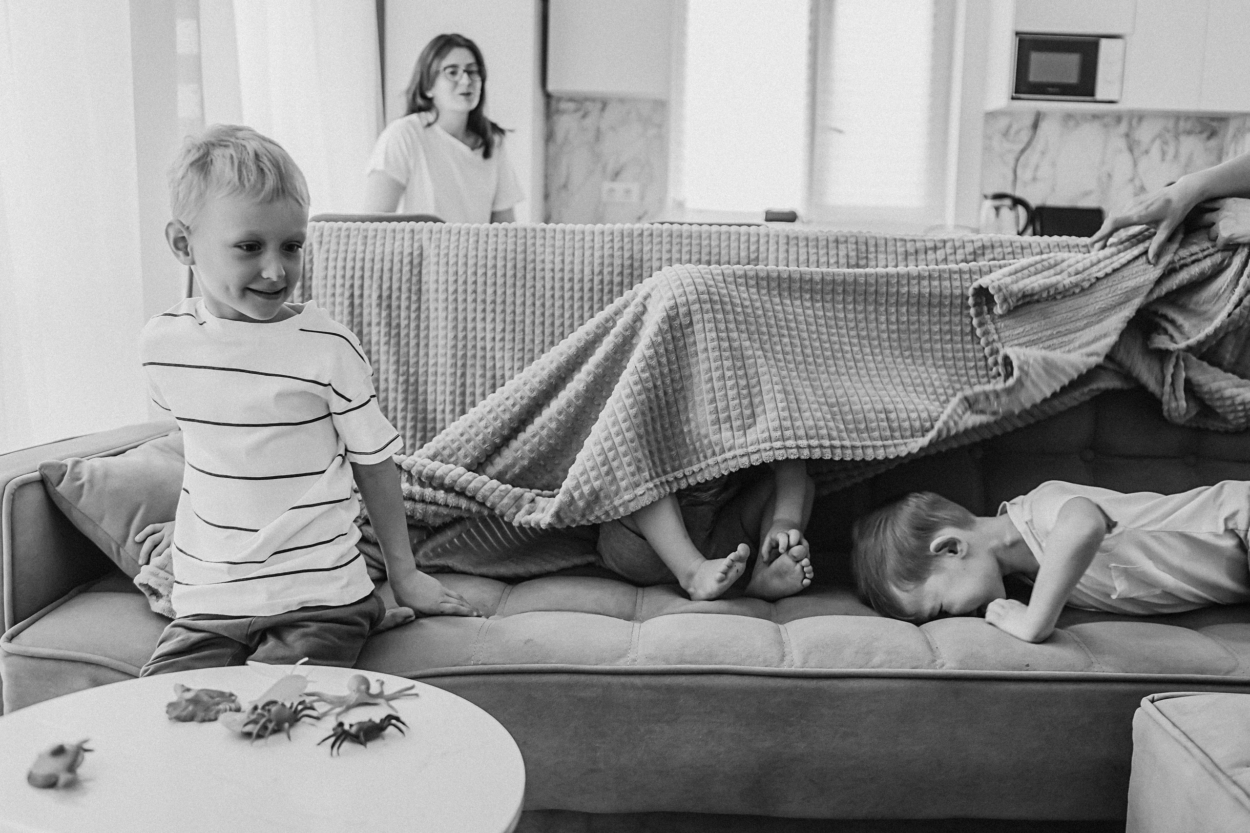 Семейная в домике (репортаж). Семейный фотограф Тюмень, фотограф на роды Салмина Мария