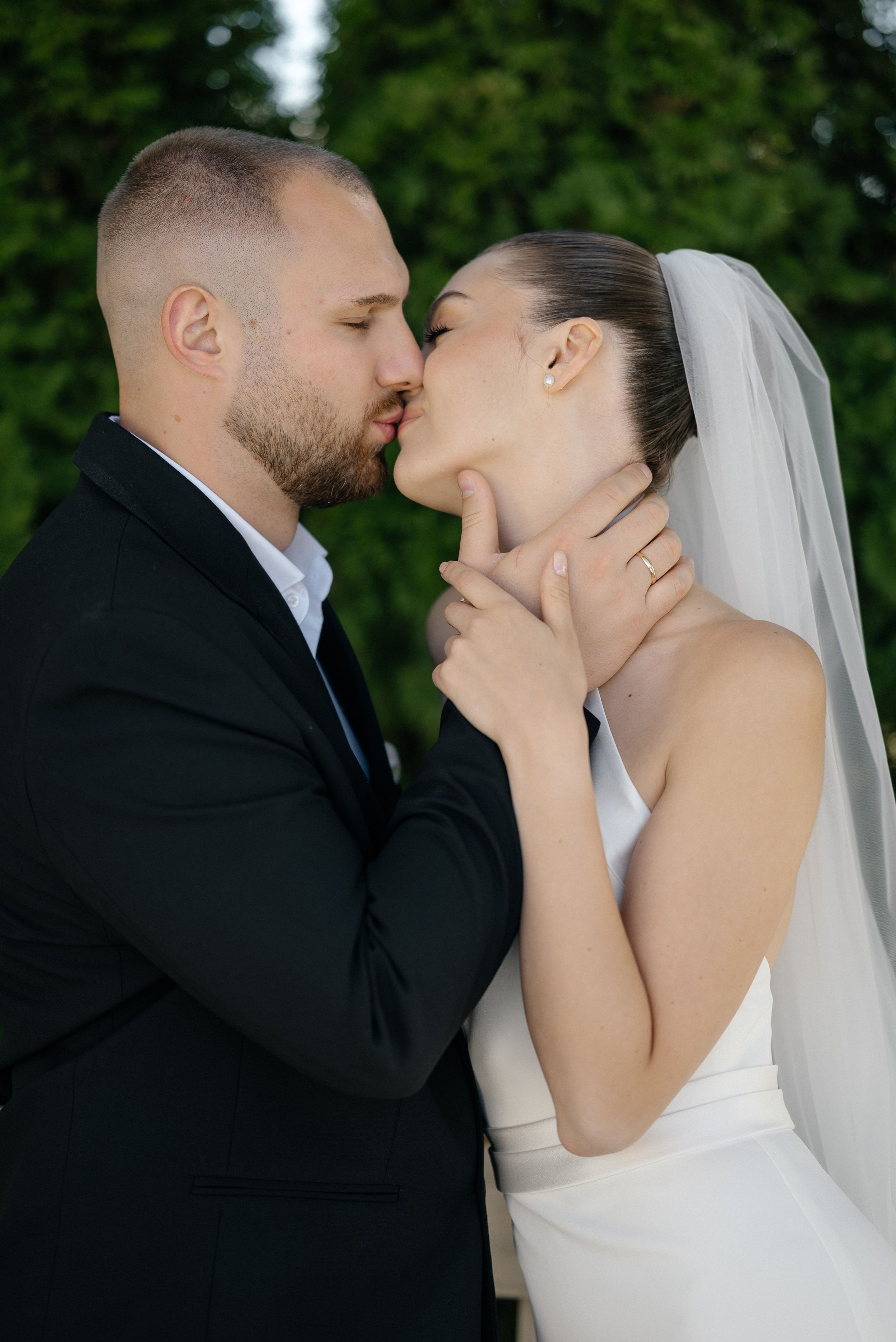 Wedding day in VERSAL PARK. Wedding PHOTOGRAPHER Andrew Vnukov