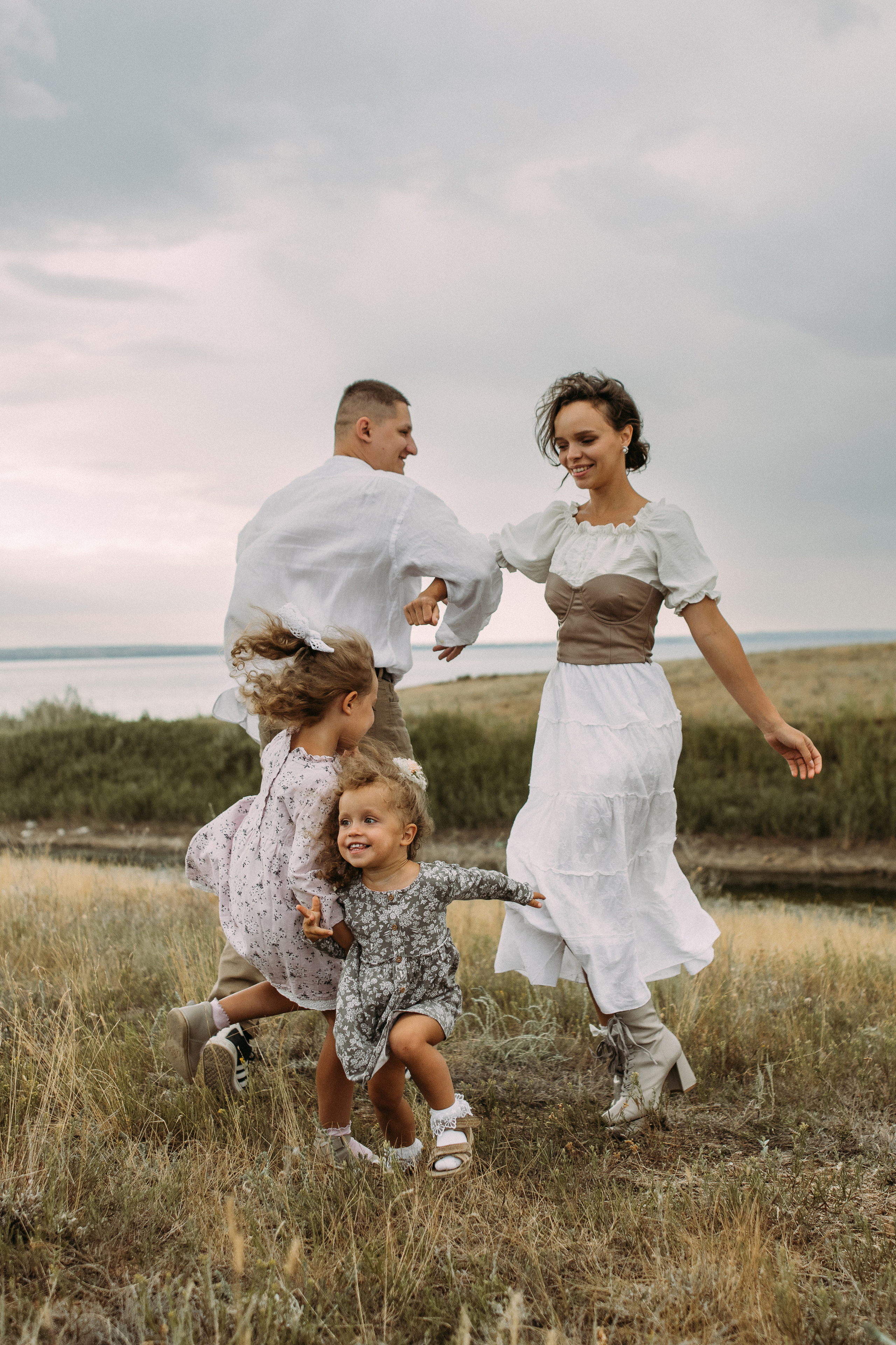 Паша, Алеся, Света и Вера. Семейный фотограф и детский фотограф в Волгограде Алеся Бутакова — дет