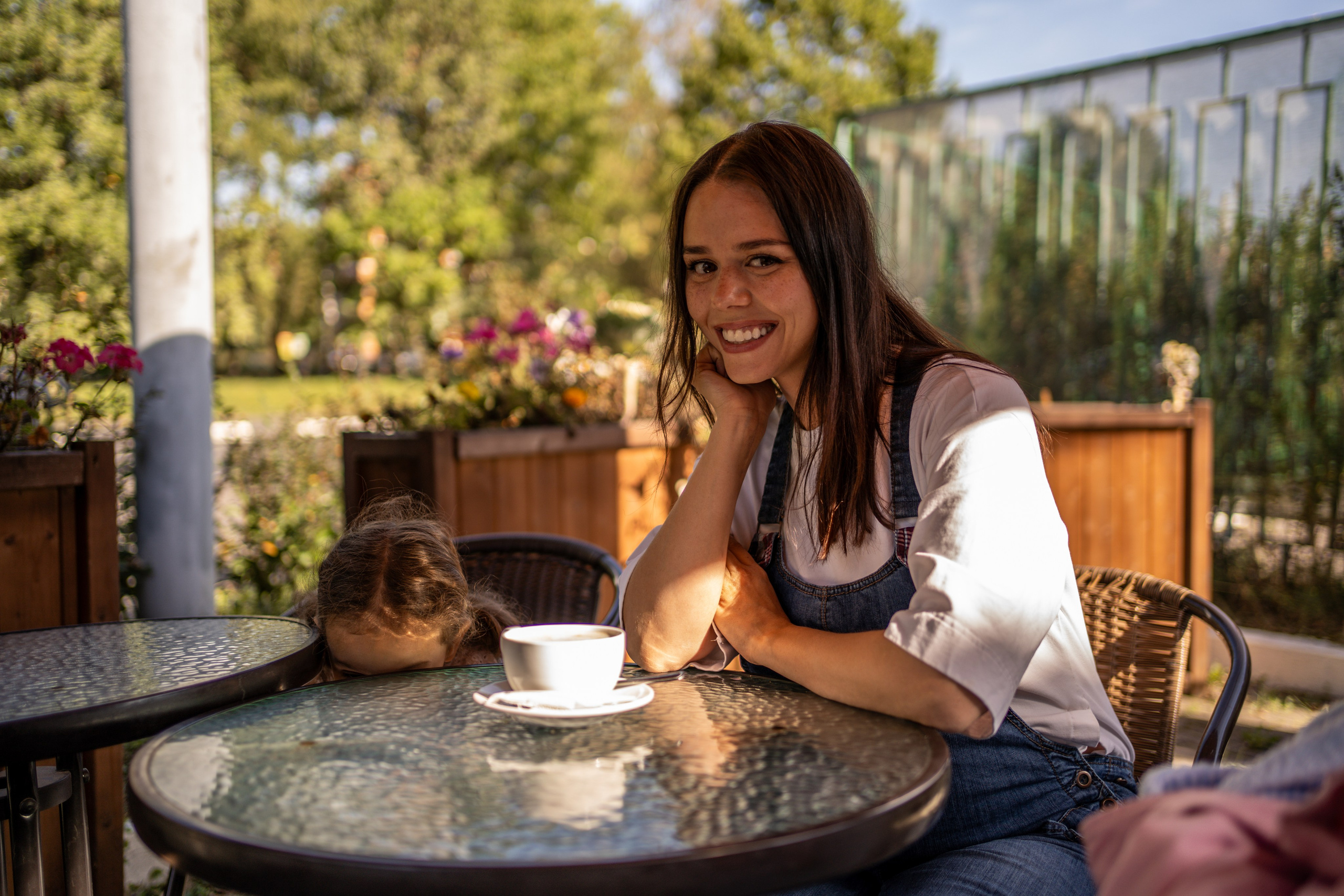 Девушка сидит с чашкой чая в кафе