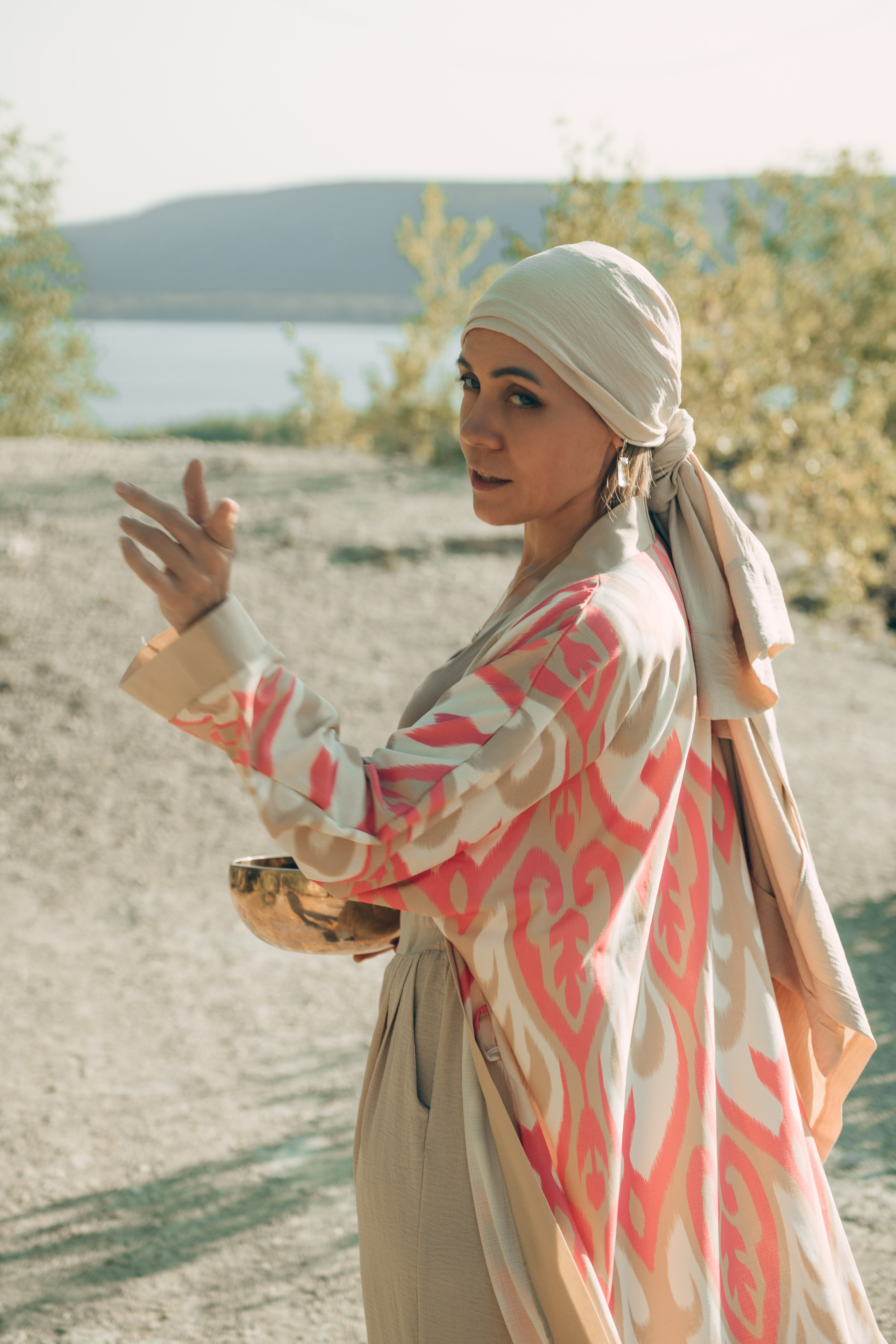 Портрет женщины в традиционной одежде на скале у Волги