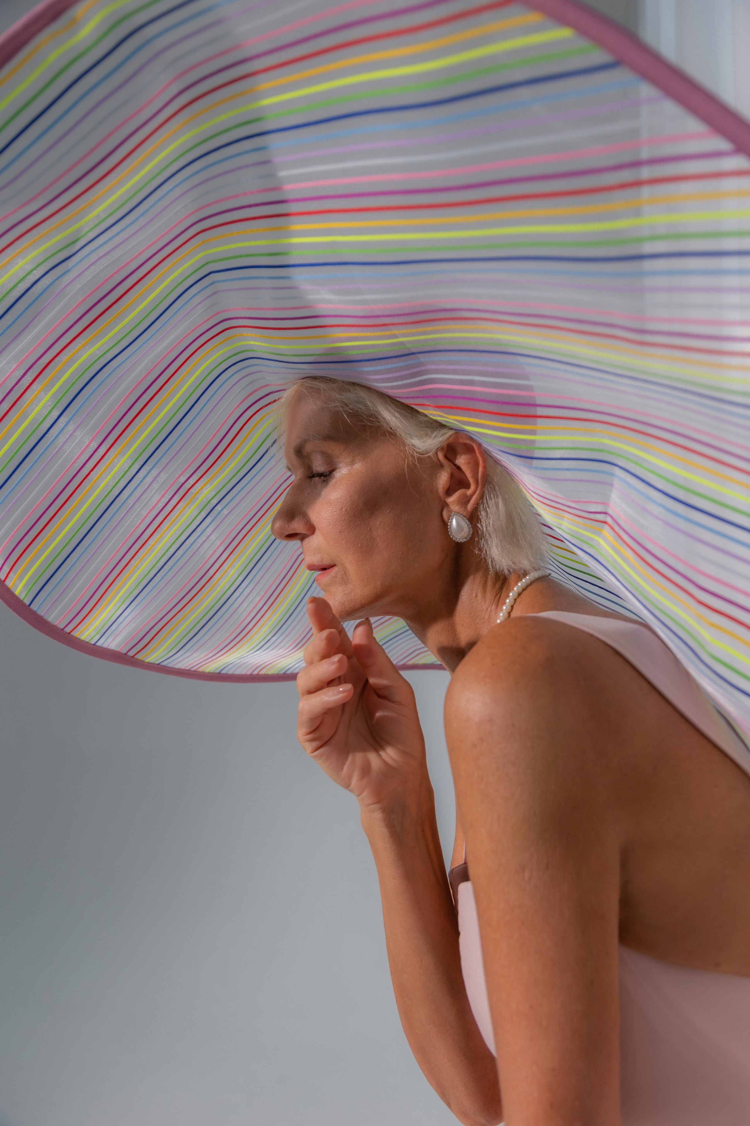 Модель Ольга в дизайнерской шляпке