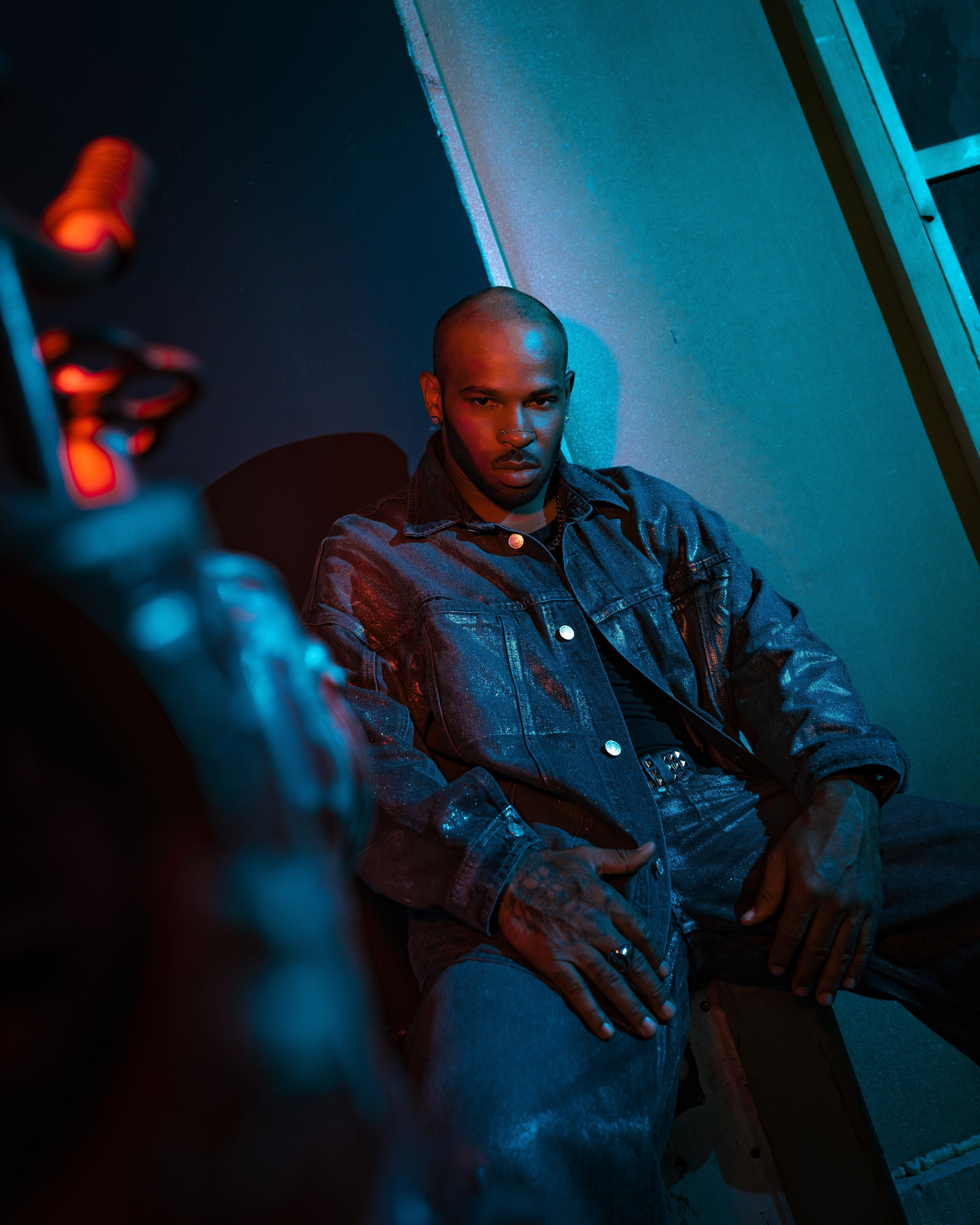 Чернокожий паренбь модель в студии