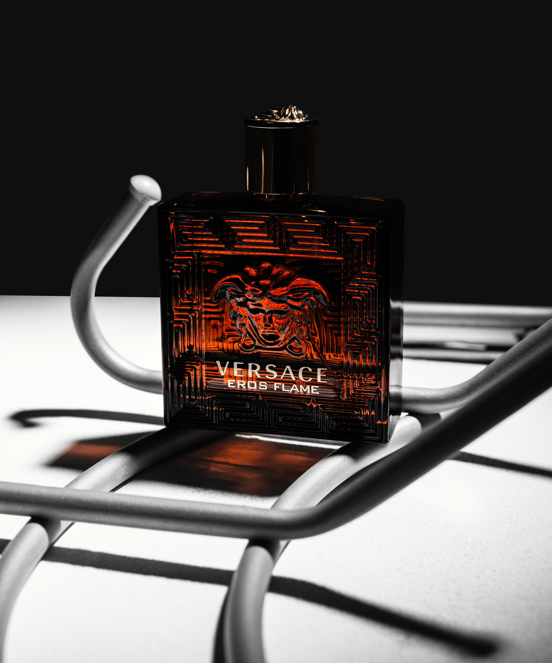 Креативная предметная съемка для парфюма Versace в Казани