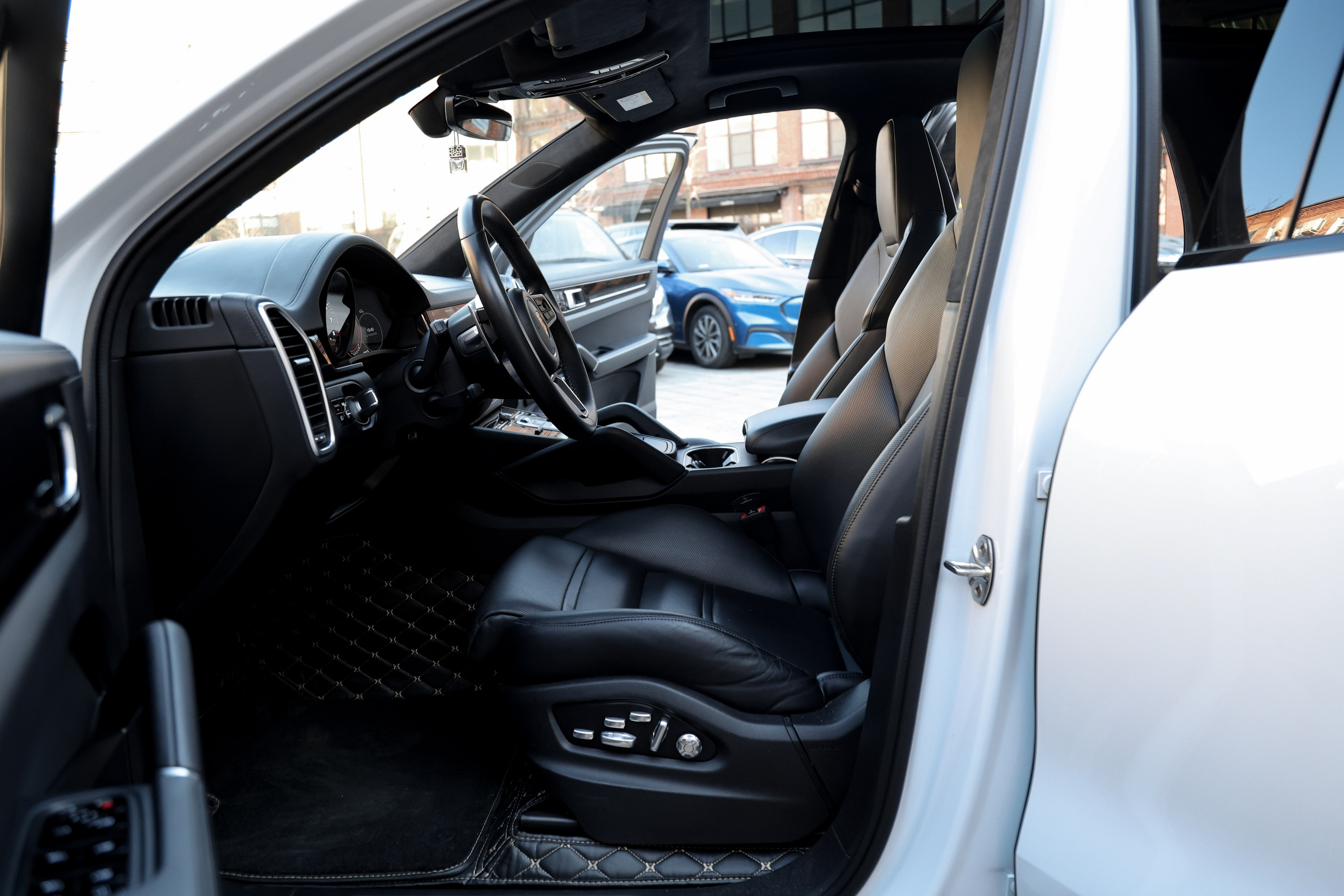 2020 Porsche Cayenne 3.0 AT. Mixturecaptures