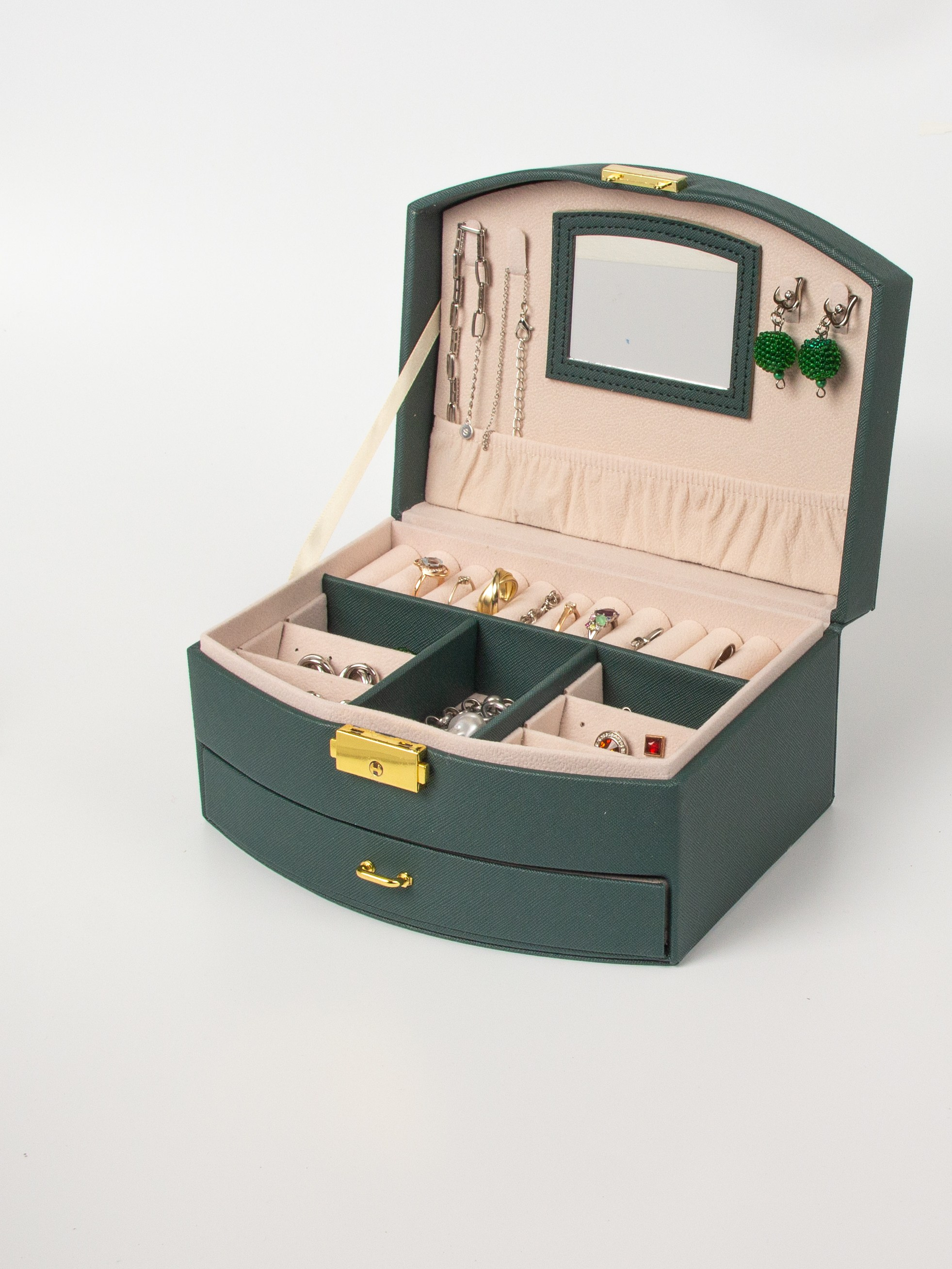 Шкатулка на белом. Александр Стряпунин — предметный фотограф в Улан-Удэ