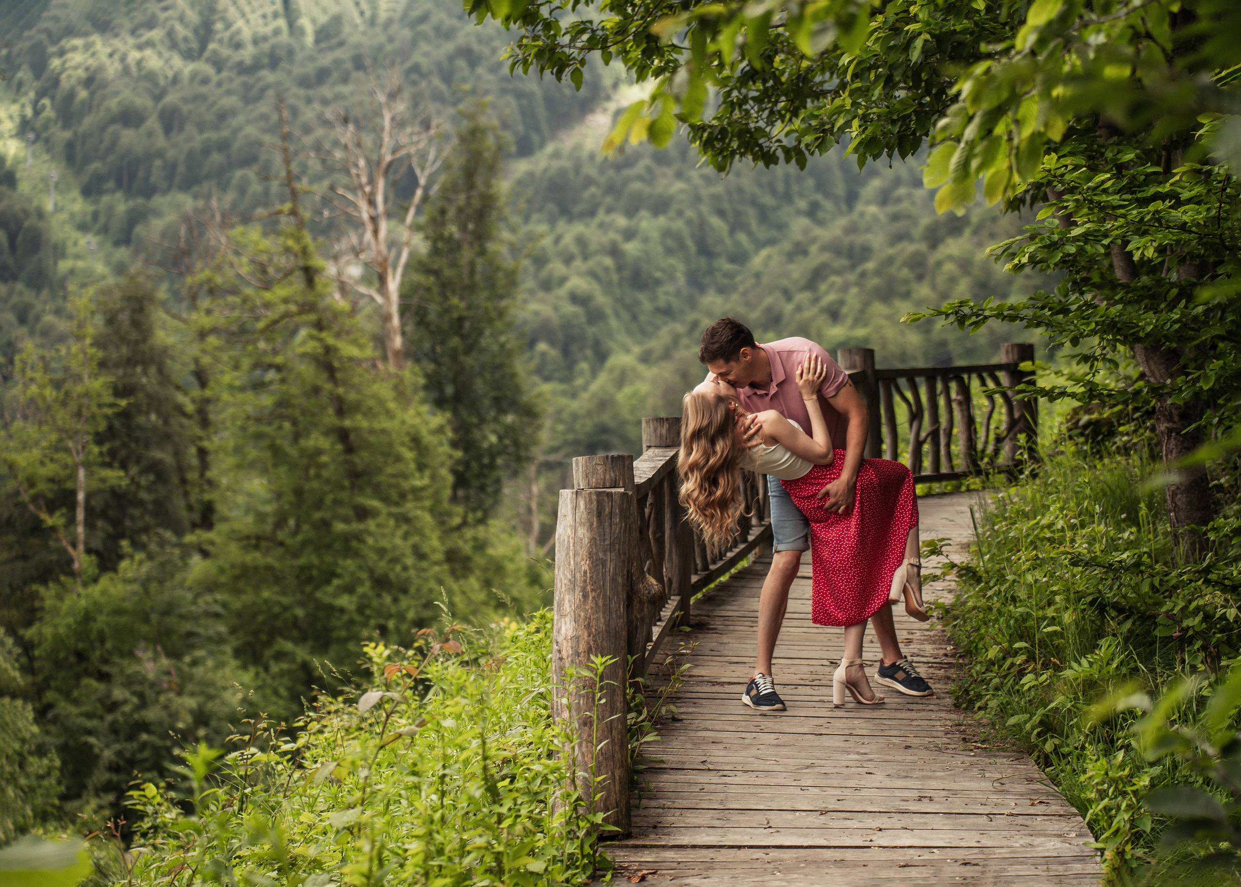 Лав стори фотосессия у моря и в горах в Сочи, Адлере и Красной Поляне. Алина Бернд — свадебный и индивидуальный фотограф в Сочи и Адлере