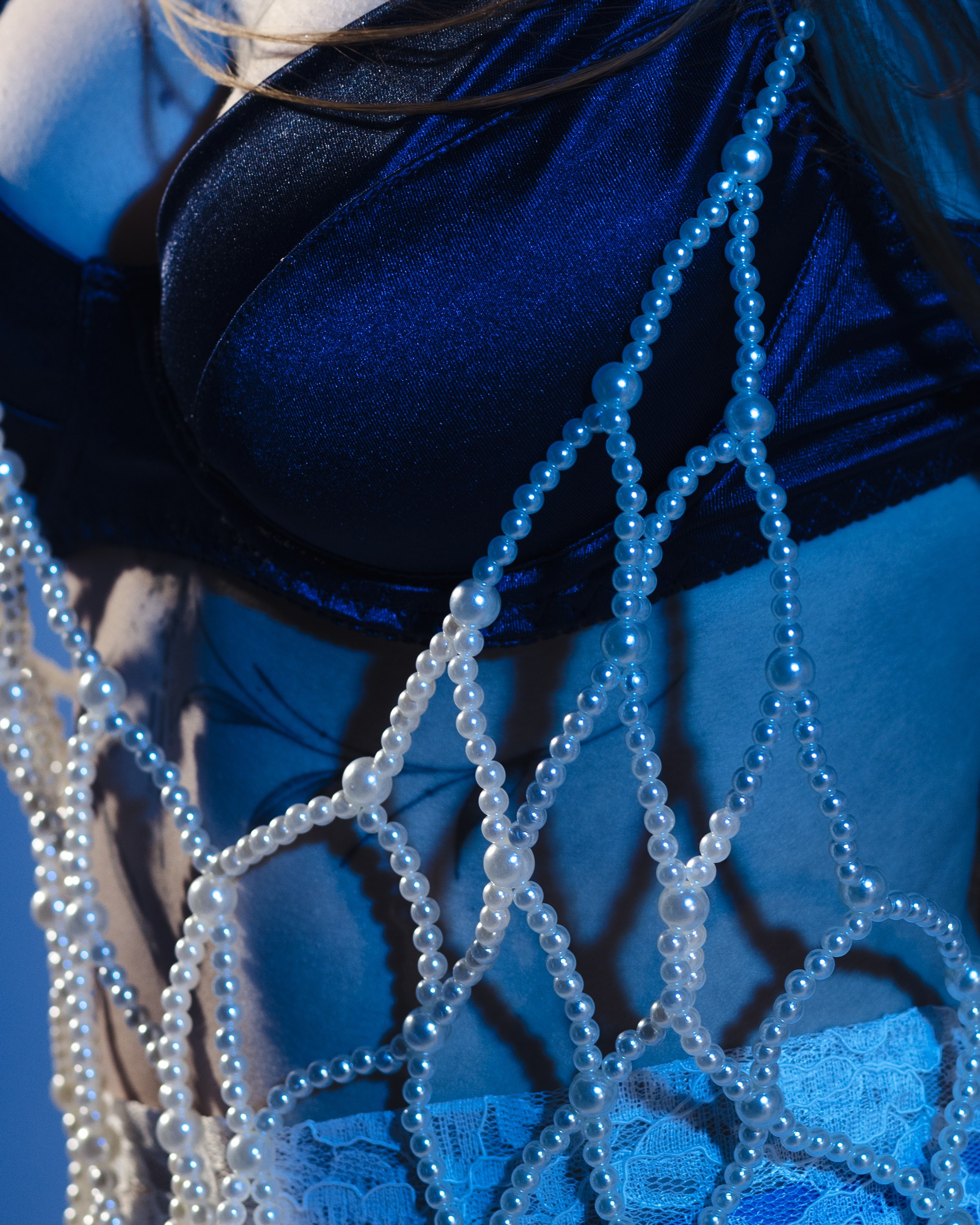 Александра Овечкина, Пенза: крупный план жемчужной сетки на темно-синем белье, игра теней и холодных бликов.