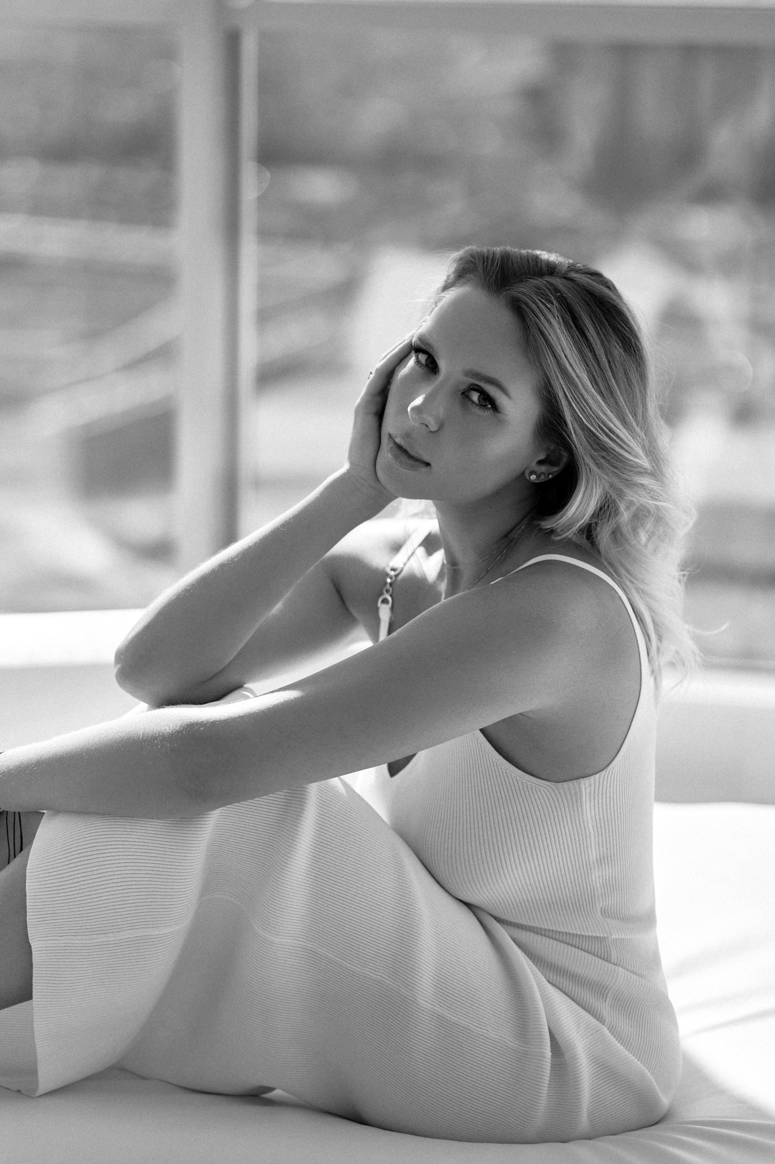 Профессиональная фотосессия в студии с красивым видом на город. Сестры Карабаза. Фотографы и ретушеры в Москве и Санкт-Петербурге