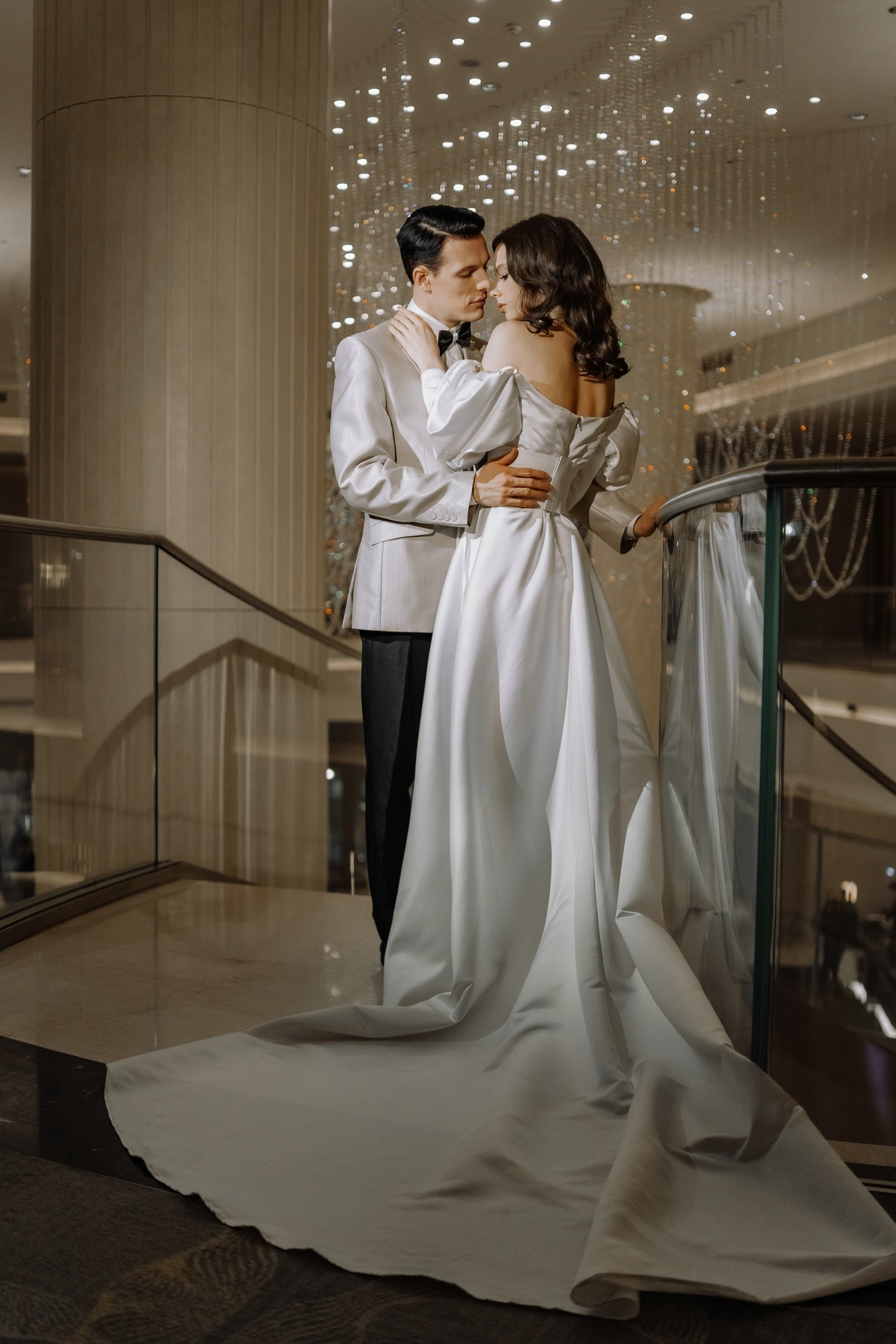 Фотосессия свадьбы на лестнице в Hyatt Regency Moscow Petrovsky Park. Свадебный и семейный фотограф в Москве Светлана Зоткина