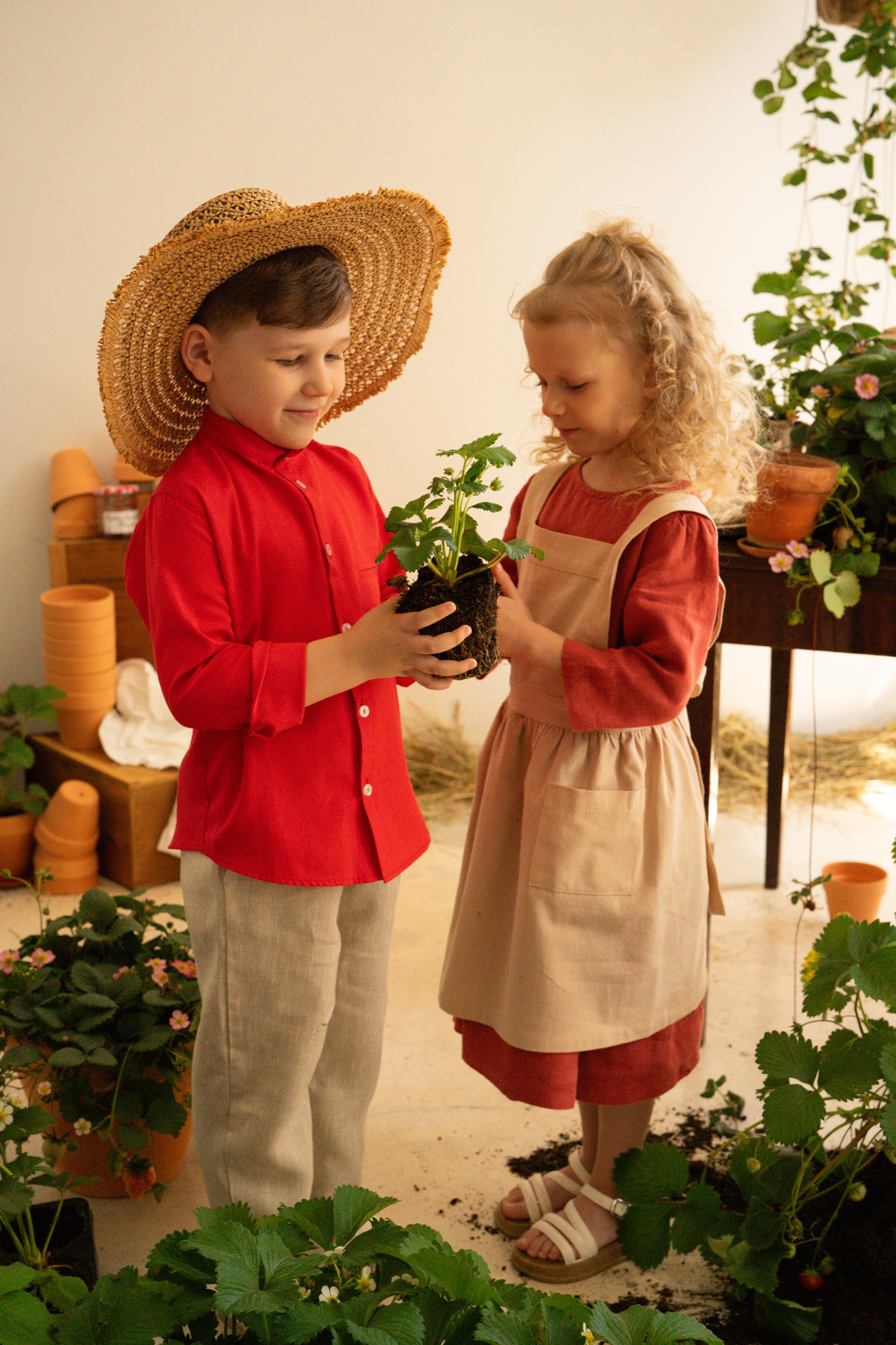 Маленькие садоводы. Ваш фотограф Tetiana Kolos, найду самый удачный ракурс и словлю момент