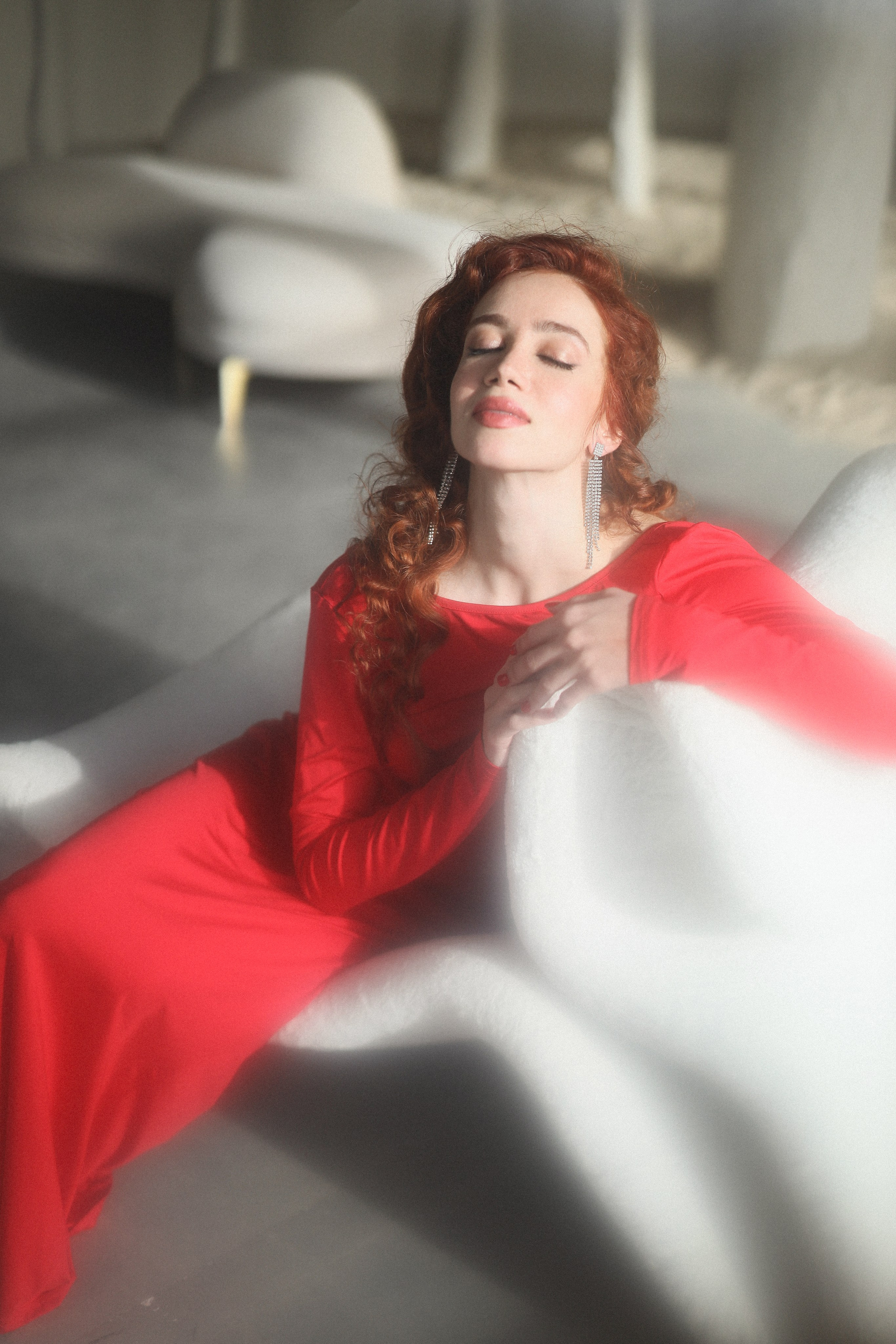 девушка в красном