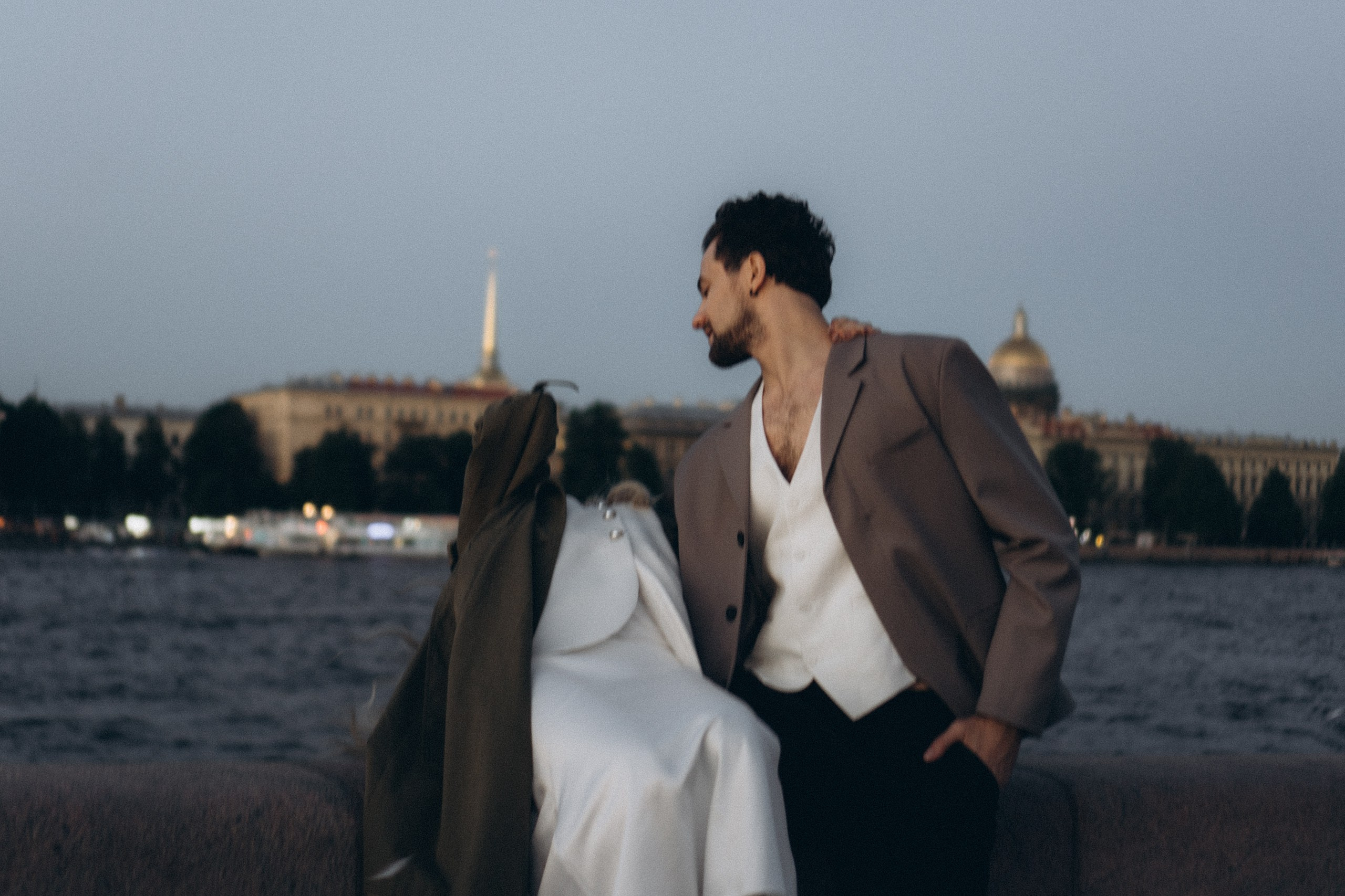 СВАДЕБНАЯ СЬЕМКА ПАРЫ НА РАССВЕТЕ В БЕЛЫЕ НОЧИ И ПРОГУЛКА С РАЗВОДНЫМИ МОСТАМИ И ПИКНИК ВОЗЛЕ ИСАКИЕВСКОГО СОБОРА. Профессиональный фотограф, Санкт-Петербург — Виктория Богомолова