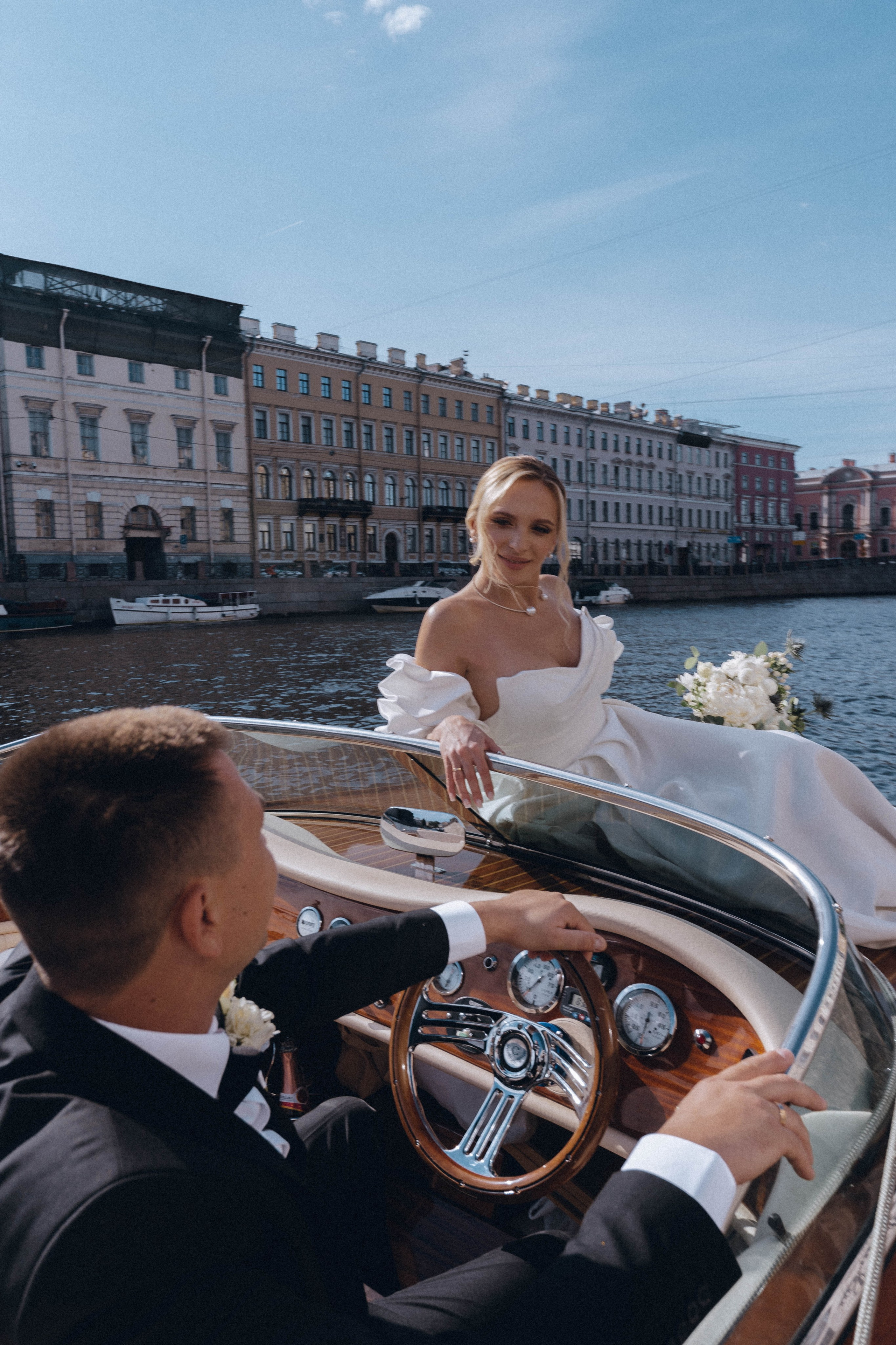 СВАДЕНБНАЯ СЬЕМКА НА КАТЕРЕ ПО КАНАЛАМ САНКТ-ПЕТЕРБУРГА И В АКВАТОРИИ НЕВЫ. Профессиональный фотограф, Санкт-Петербург — Виктория Богомолова