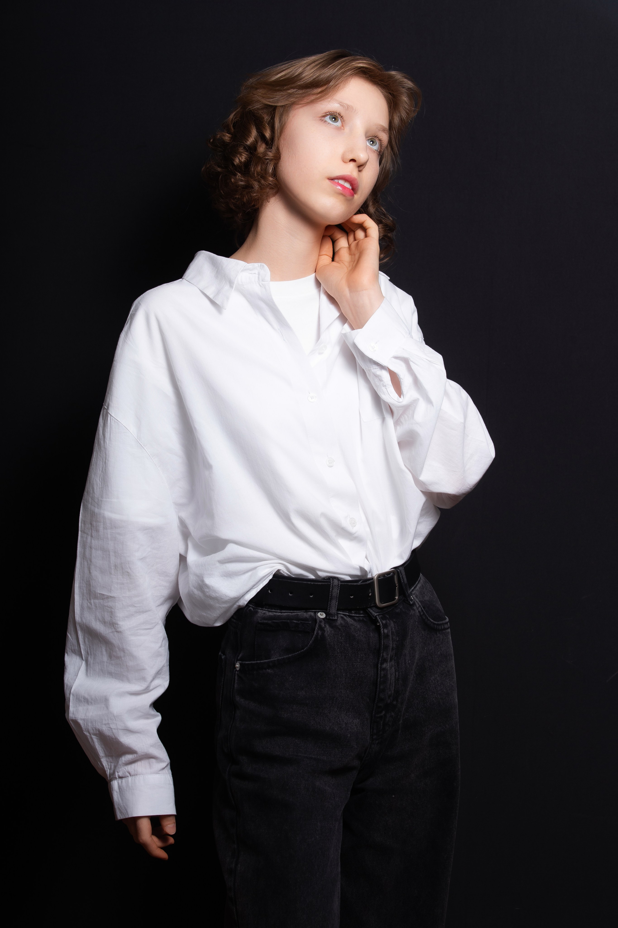 Портретная фотосессия для учеников 9 класса на чёрном фоне | Школьный фотограф Николай Богатырёв | Твой альбом / Твои правила. ТВОЙ АЛЬБОМ / ТВОИ ПРАВИЛА