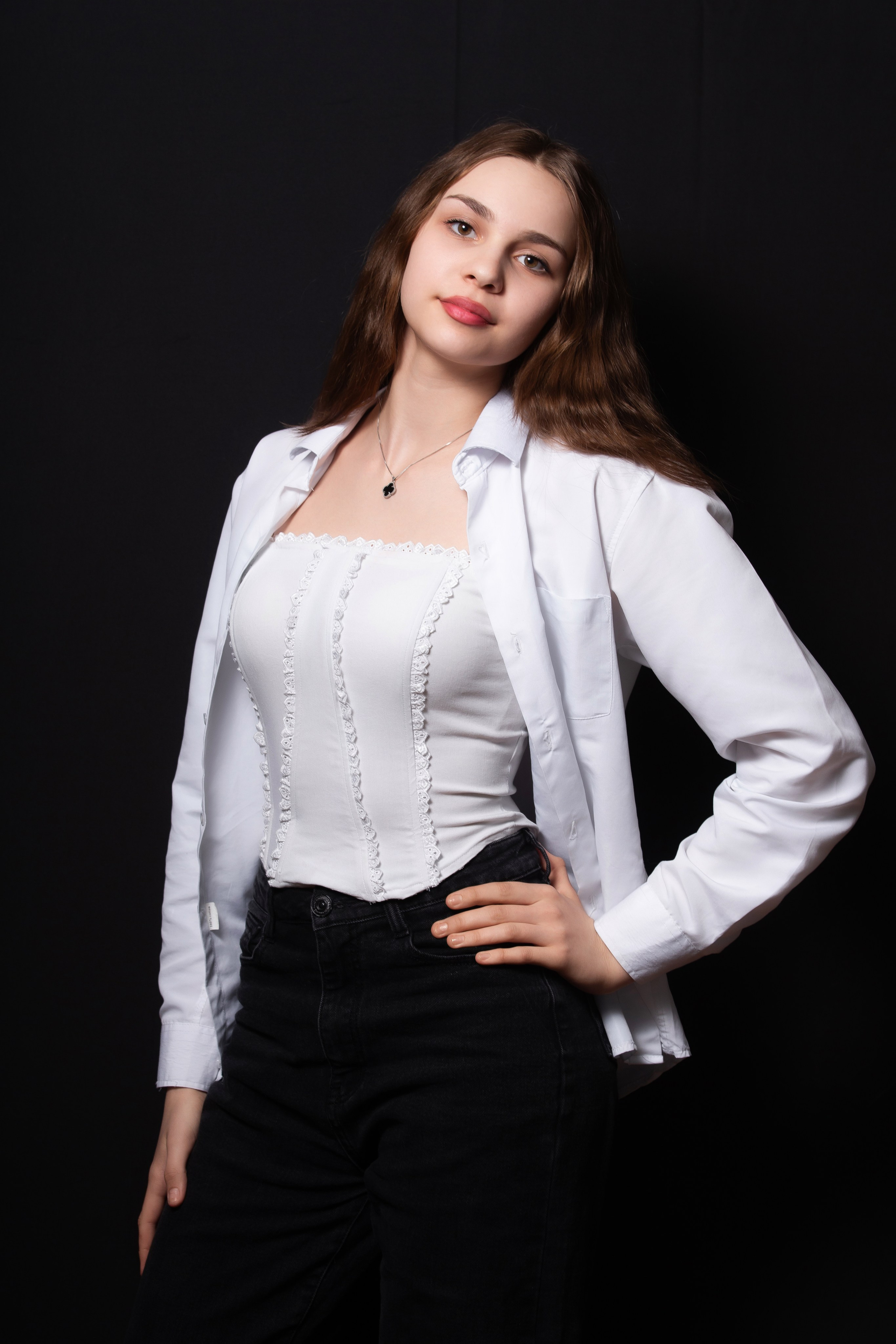 Портретная фотосессия для учеников 9 класса на чёрном фоне | Школьный фотограф Николай Богатырёв | Твой альбом / Твои правила. ТВОЙ АЛЬБОМ / ТВОИ ПРАВИЛА